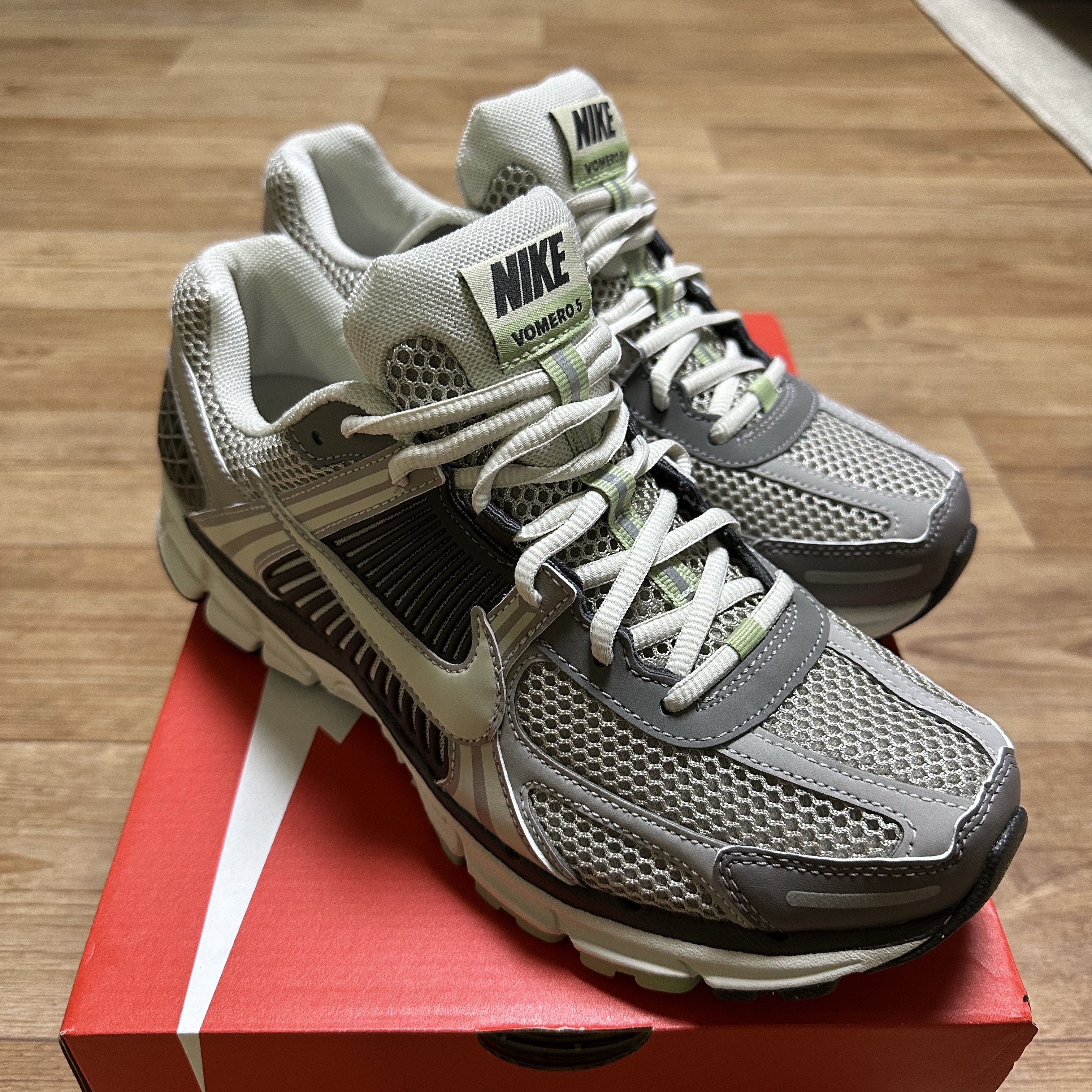 (W) Nike Zoom Vomero 5 Cobblestone and Flat Pewter 착용 스타일