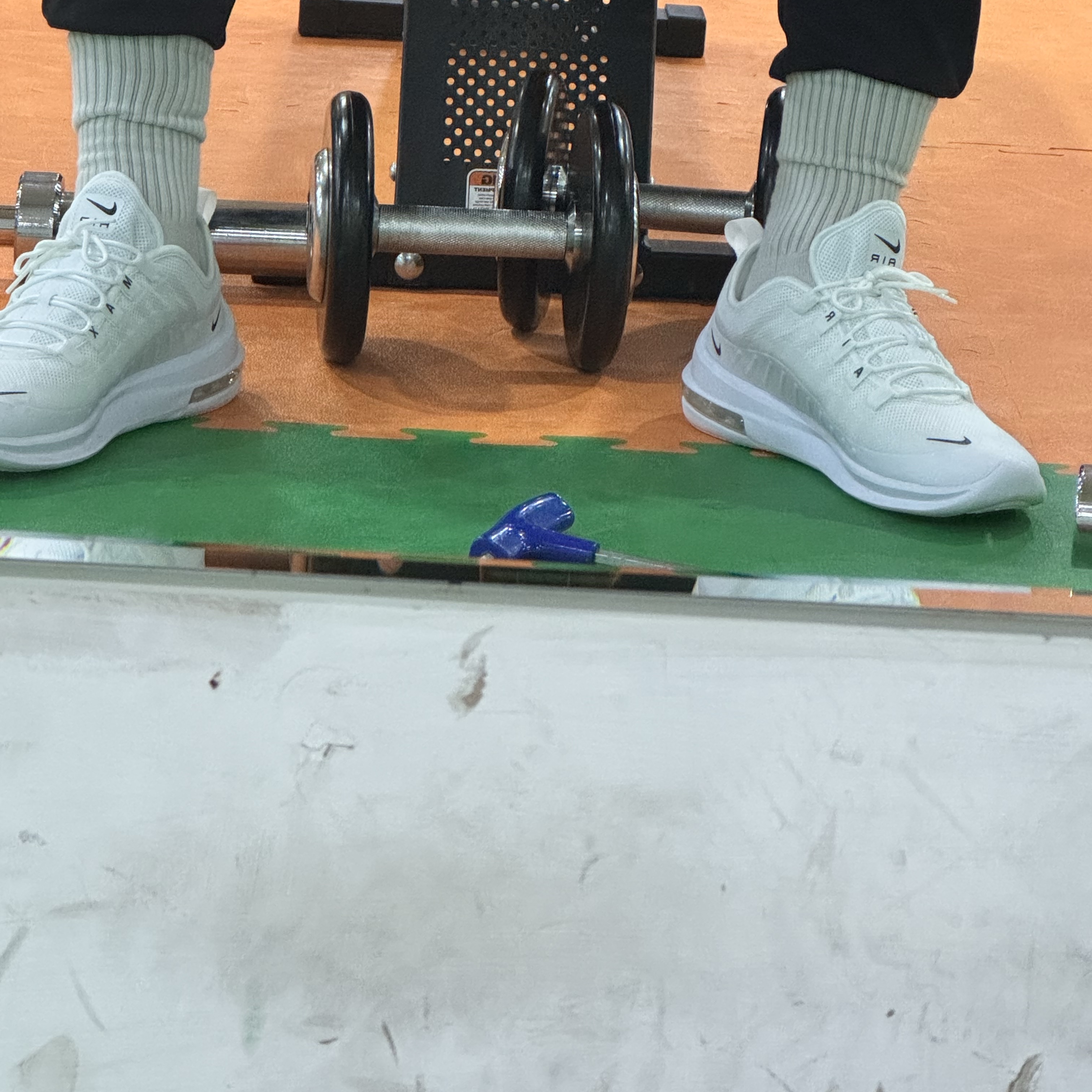 Nike Air Max Axis White Black 착용 스타일 - 1