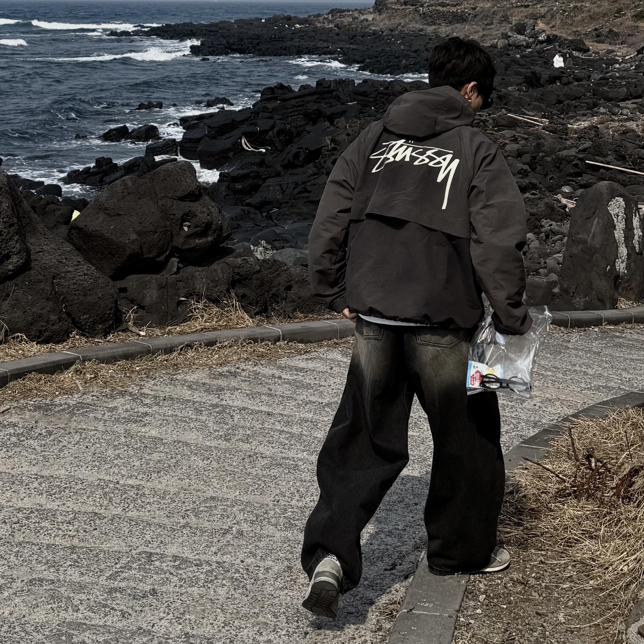 Stussy Wave Dye Beach Shell Jacket Black, New Balance 996 Grey 착용 스타일 - 1