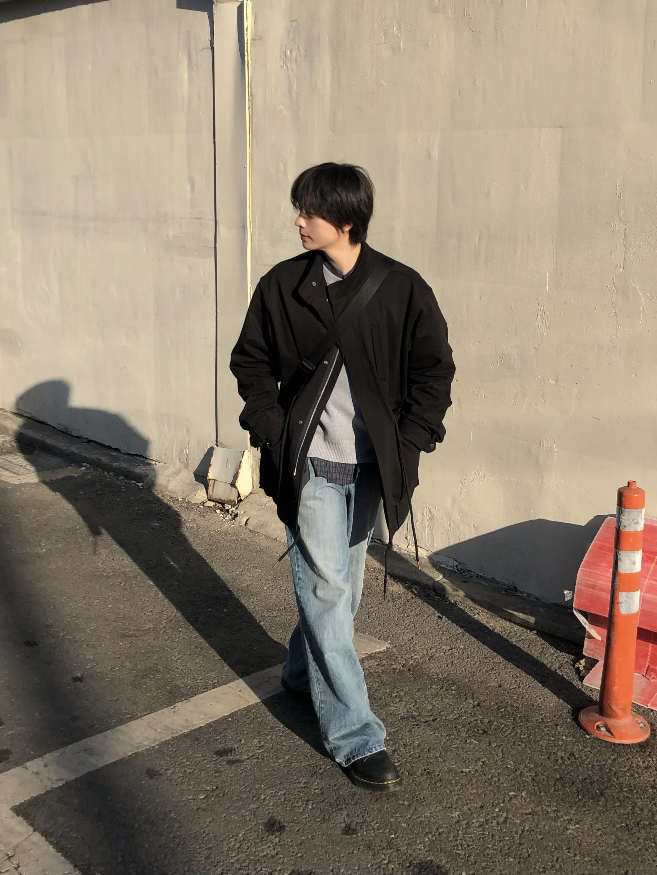 Dr. Martens x Thisisneverthat 1461 Waxed Full Grain Black, Uniqlo Multi Pocket Shoulder Bag Black 착용 스타일 - 2