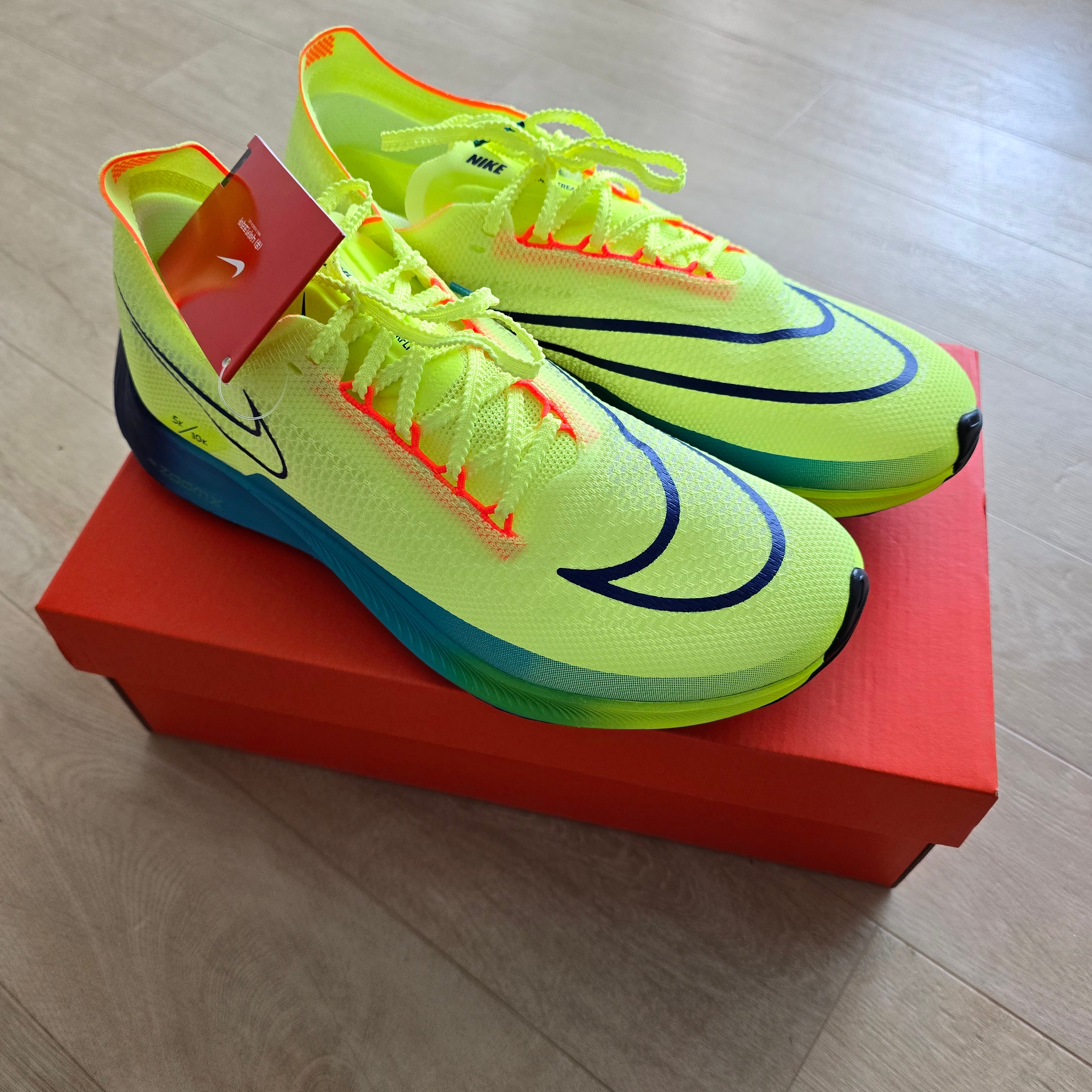 Nike ZoomX Streakfly Volt Black 착용 스타일 - 1