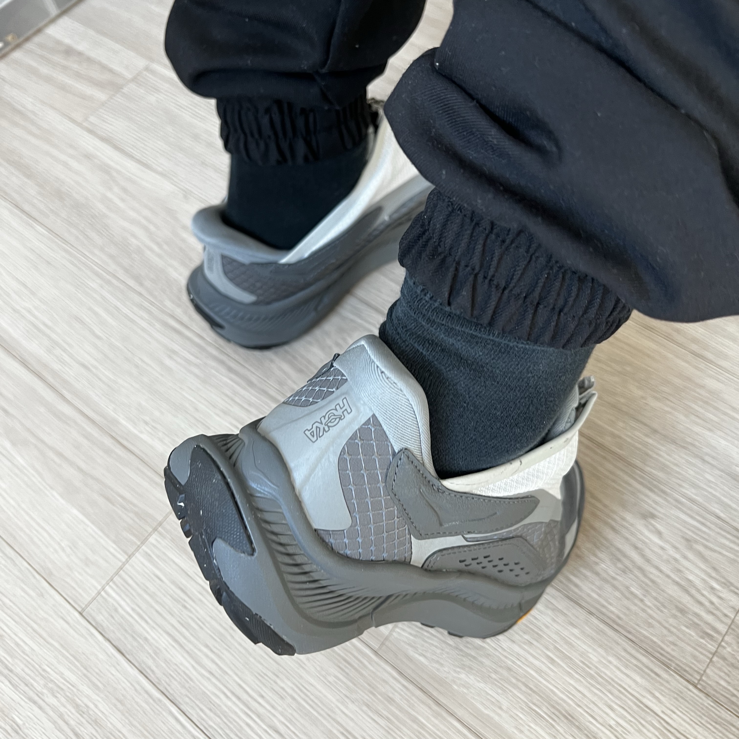 Hoka Project Transport Stardust Satellite Grey 착용 스타일 - 3