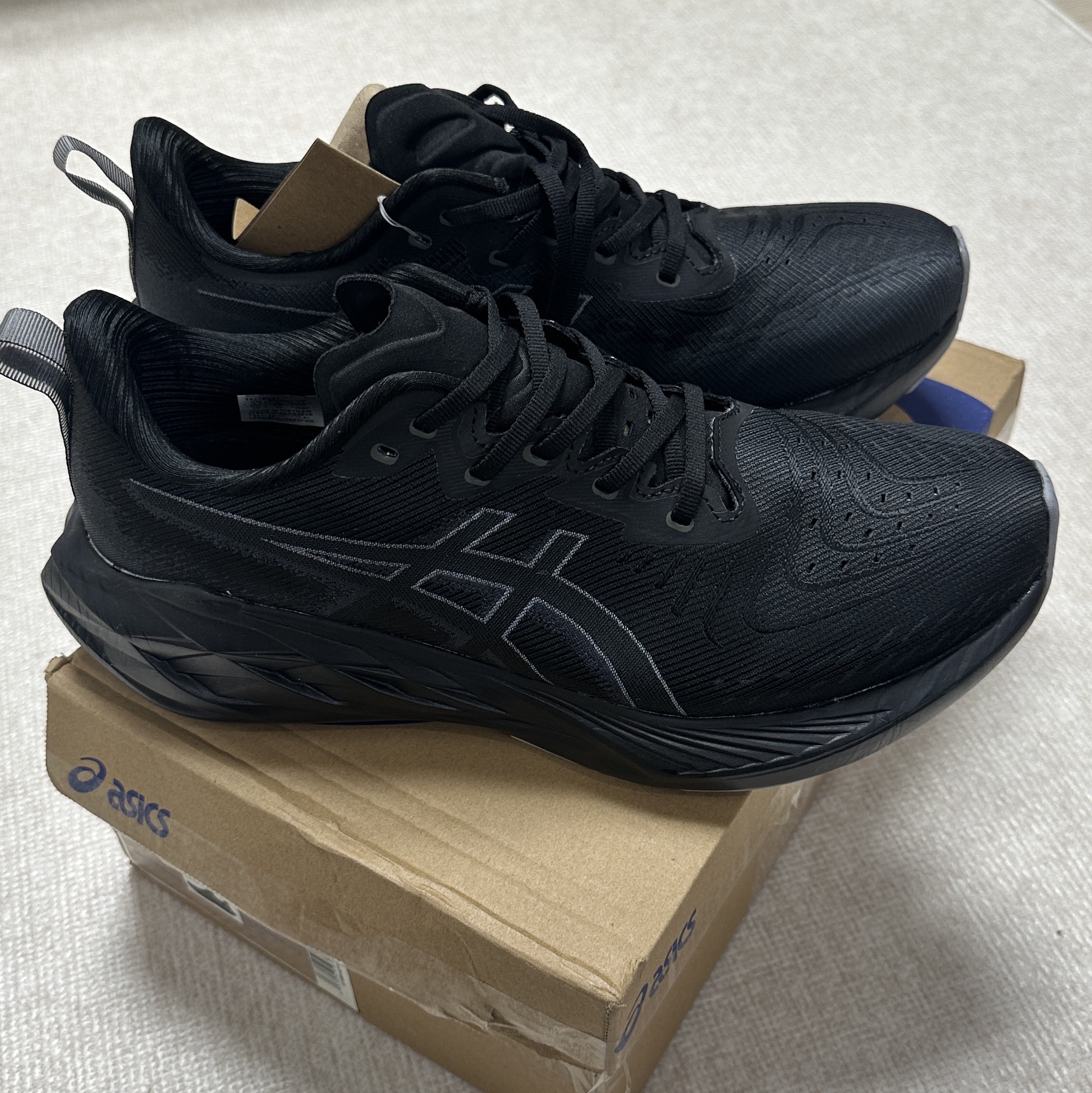 Asics Novablast 4 Black Graphite Grey 착용 스타일 - 6