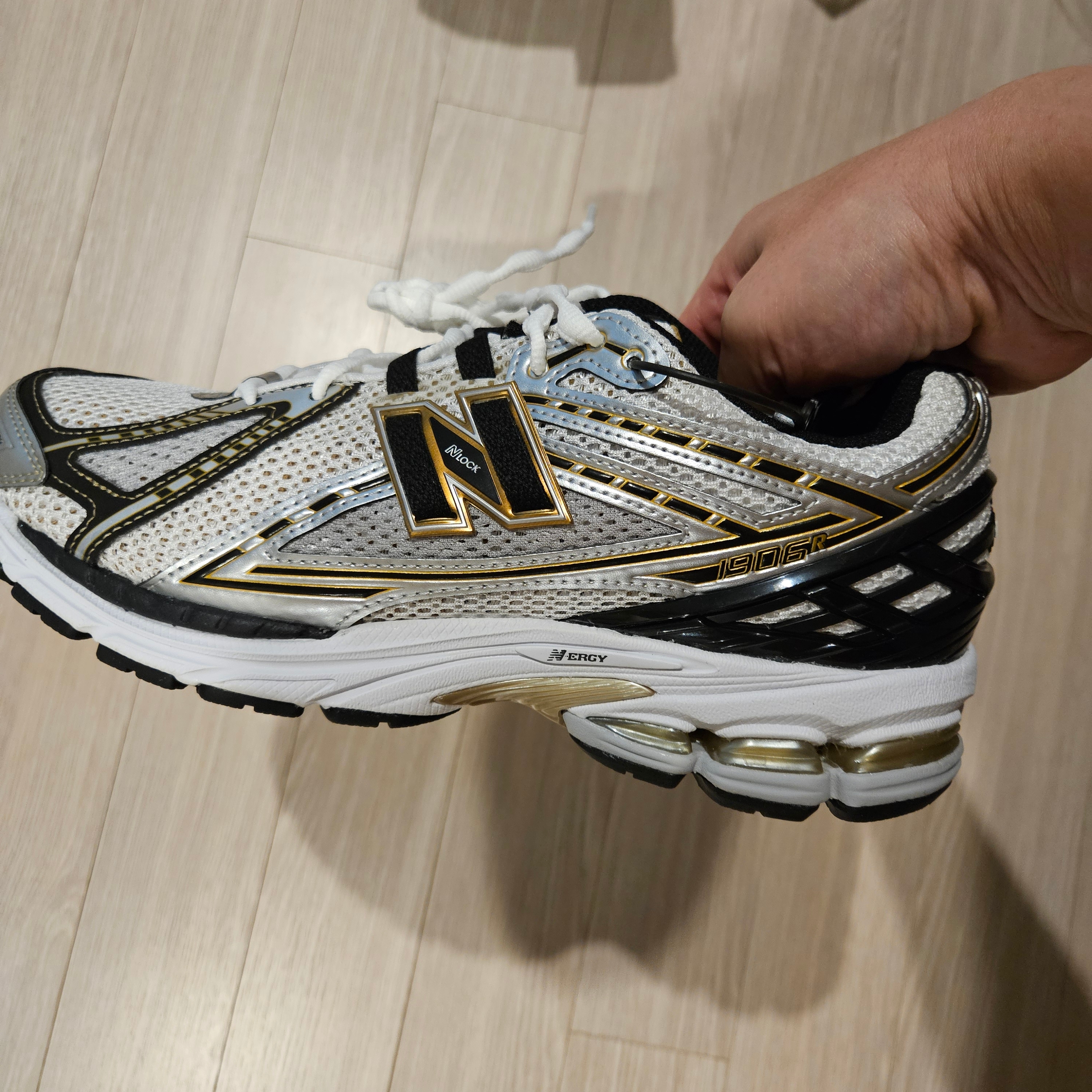 New Balance 1906R White Gold 착용 스타일 - 5