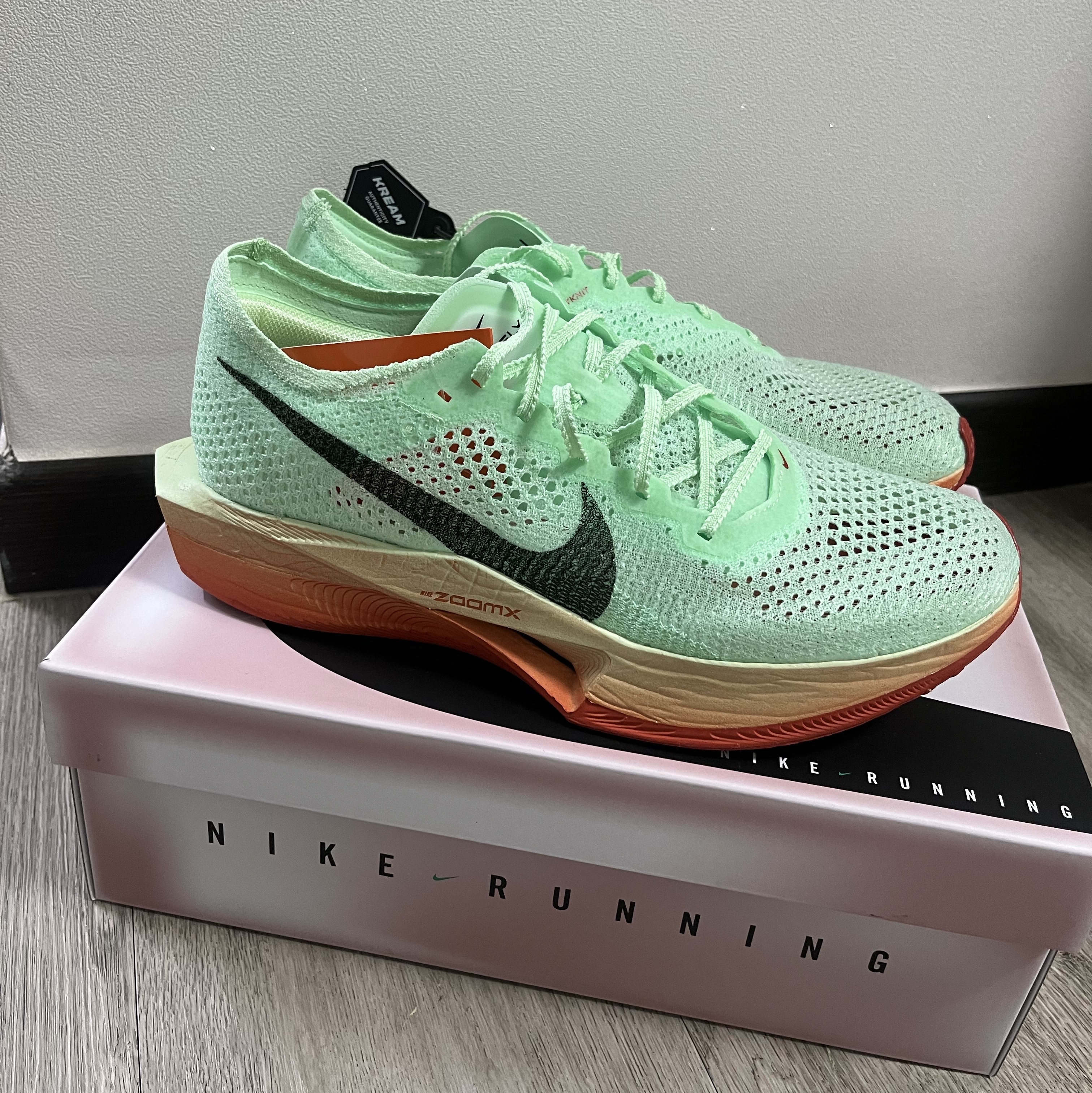 Nike ZoomX Vaporfly Next% 3 Vapor Green Dragon Red 착용 스타일 - 1