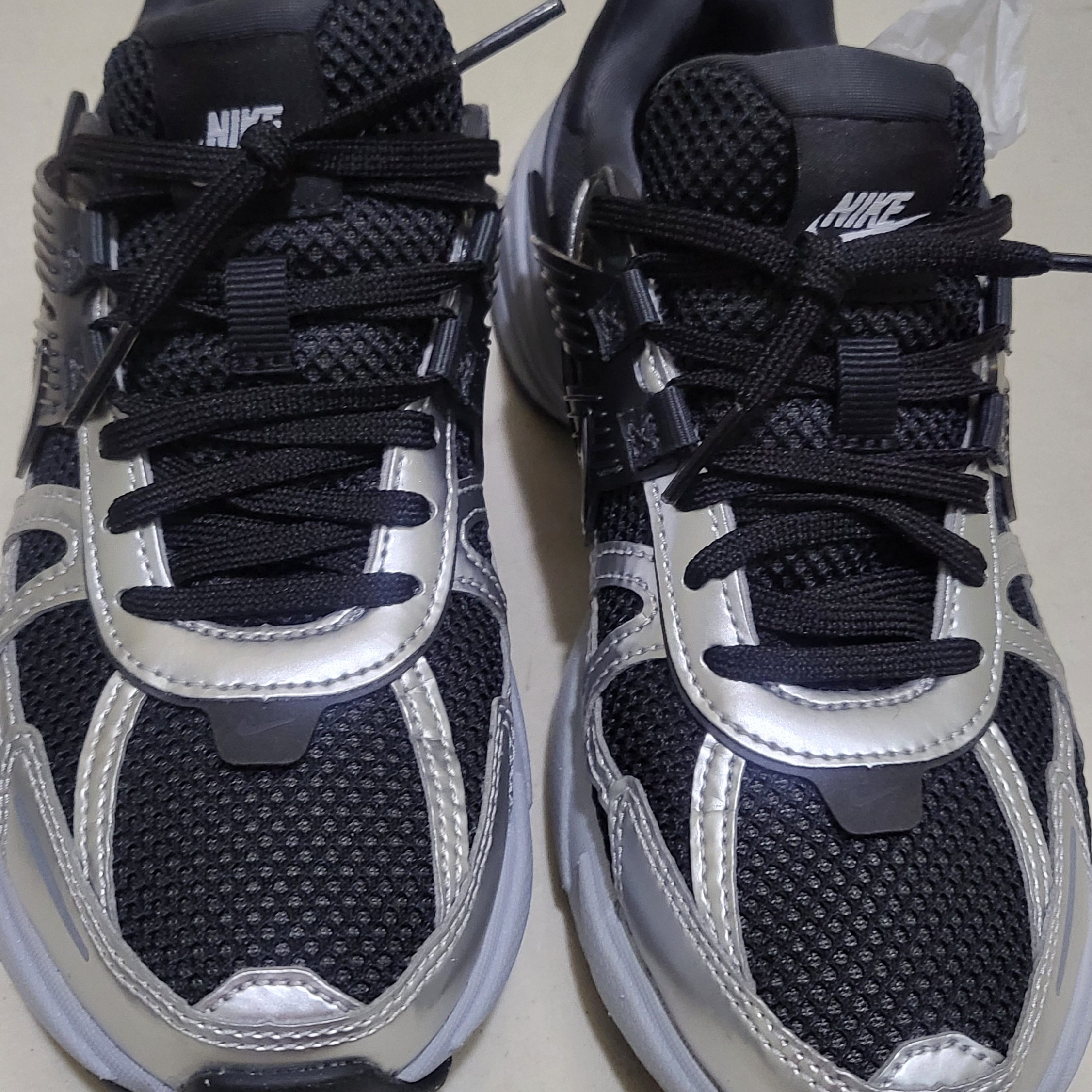 (W) Nike V2K Run Black Dark Smoke Grey 착용 스타일