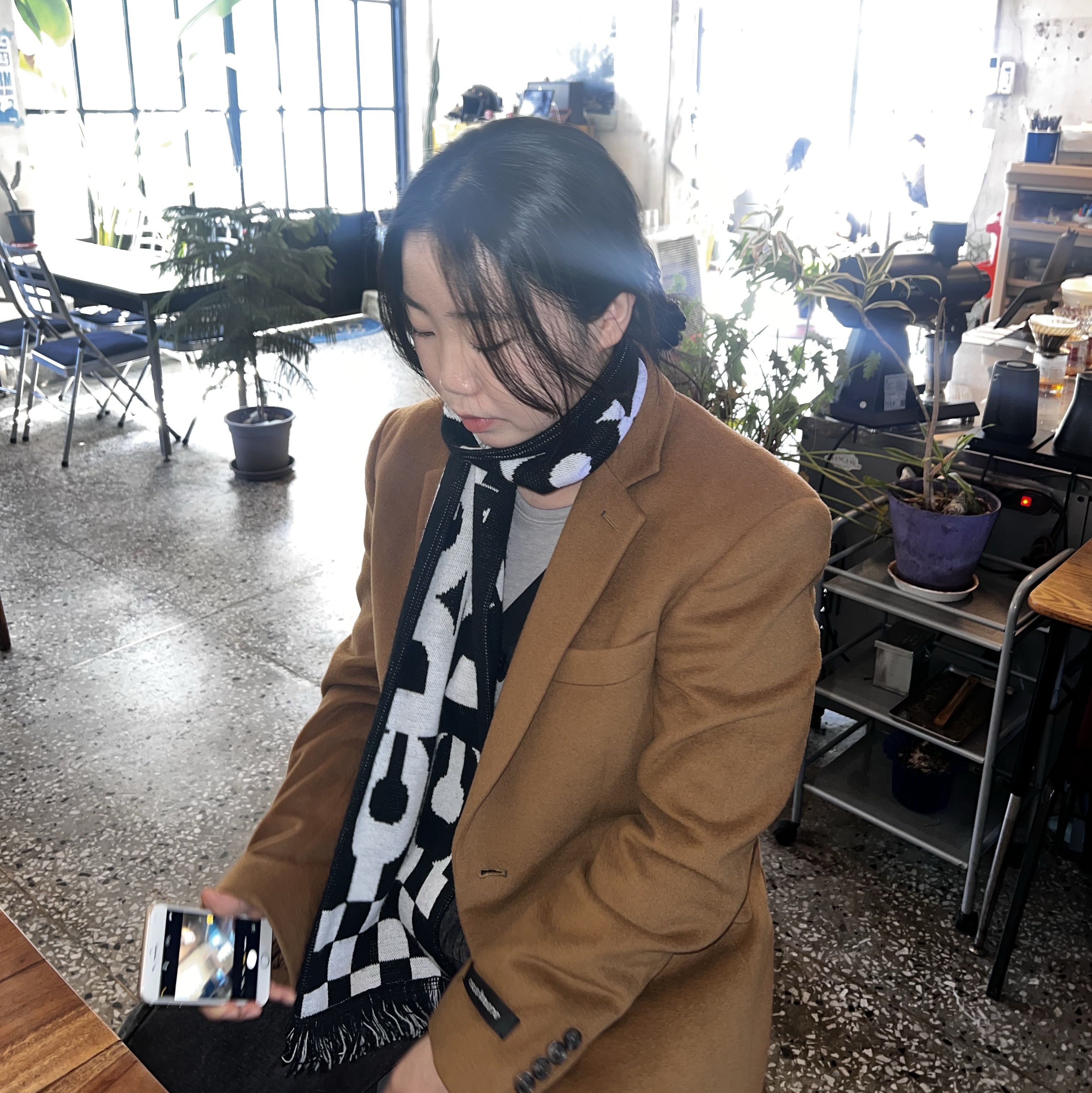 CDG Logo Check Muffler White Black 착용 스타일 - 1