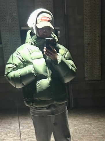 Supreme Featherweight Down Puffer Jacket Olive - 23FW, Supreme Strawberries Camp Cap Multicolor - 23SS 착용 스타일
