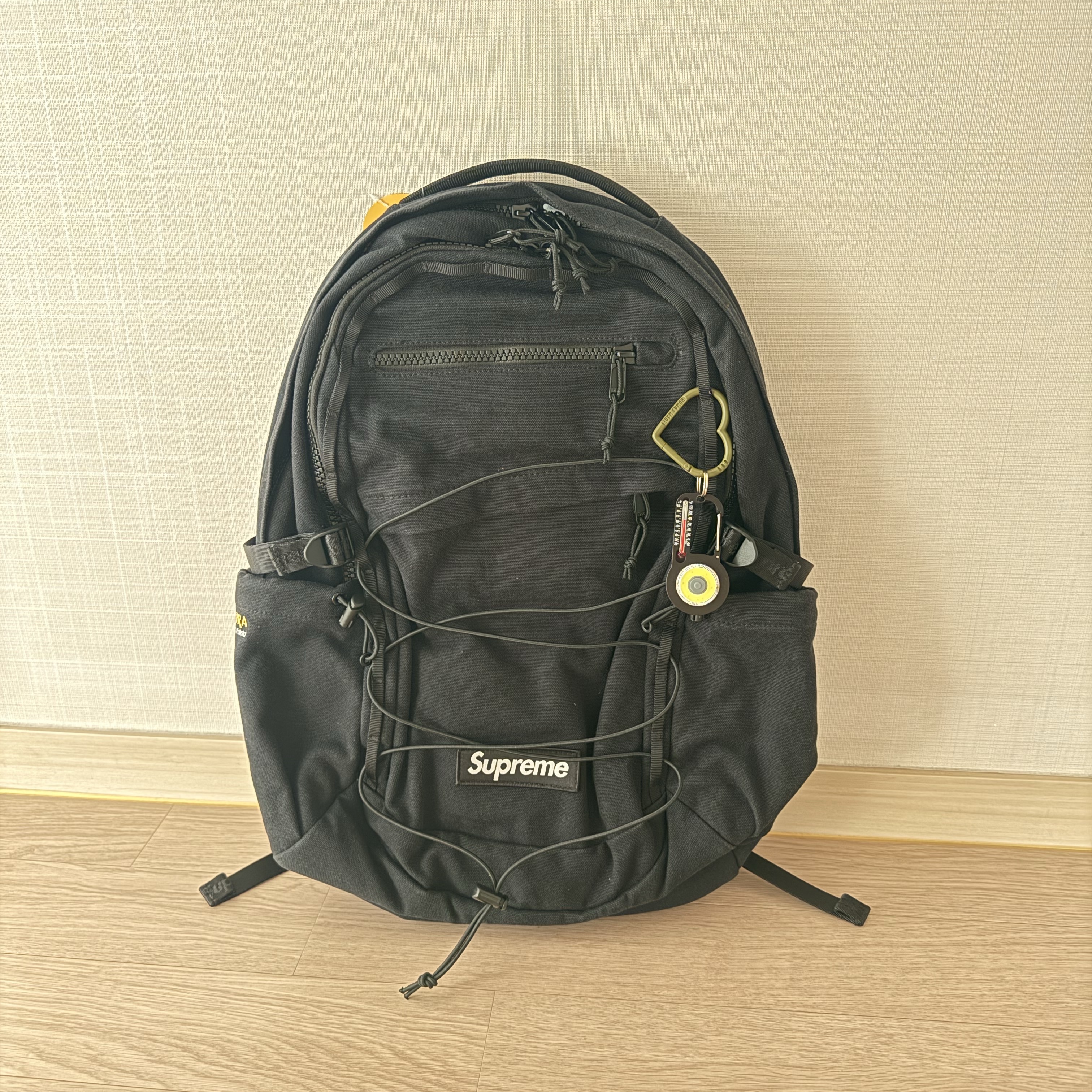 Human Made Heart Carabiner Olive Drab, Supreme Backpack Black - 25SS 착용 스타일