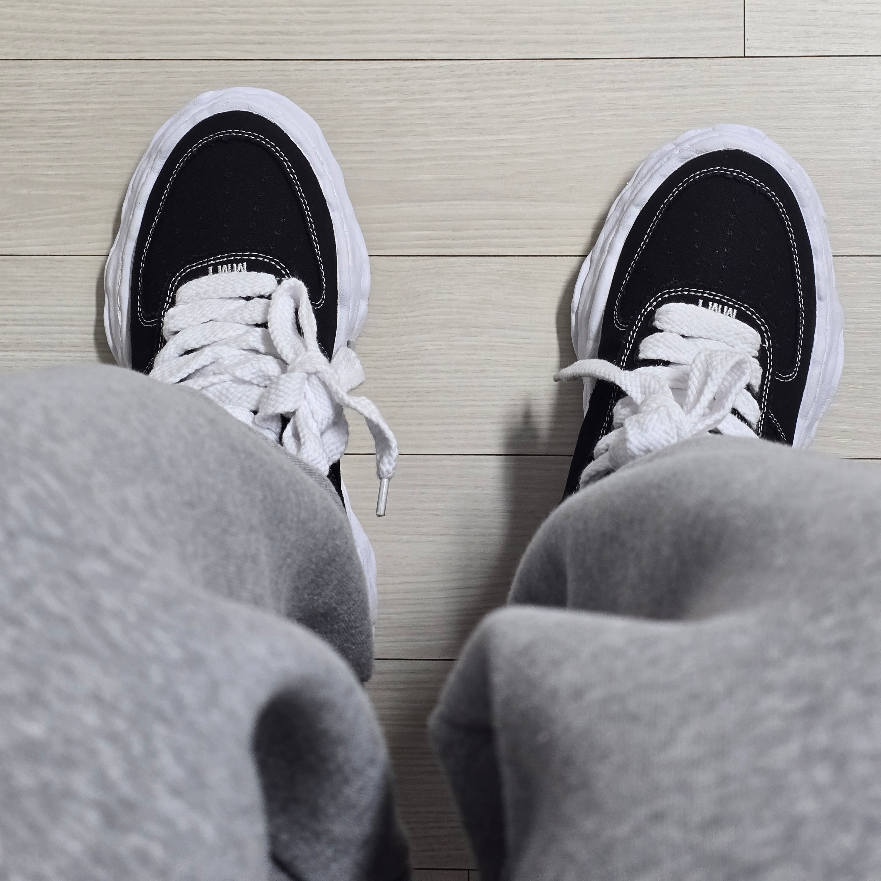 Maison Mihara Yasuhiro Wayne OG Sole Canvas Low-top Sneakers Black 착용 스타일