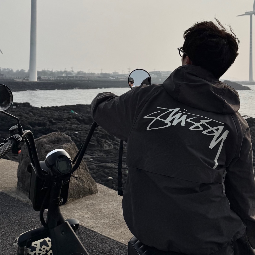 Stussy Wave Dye Beach Shell Jacket Black, New Balance 996 Grey 착용 스타일 - 2