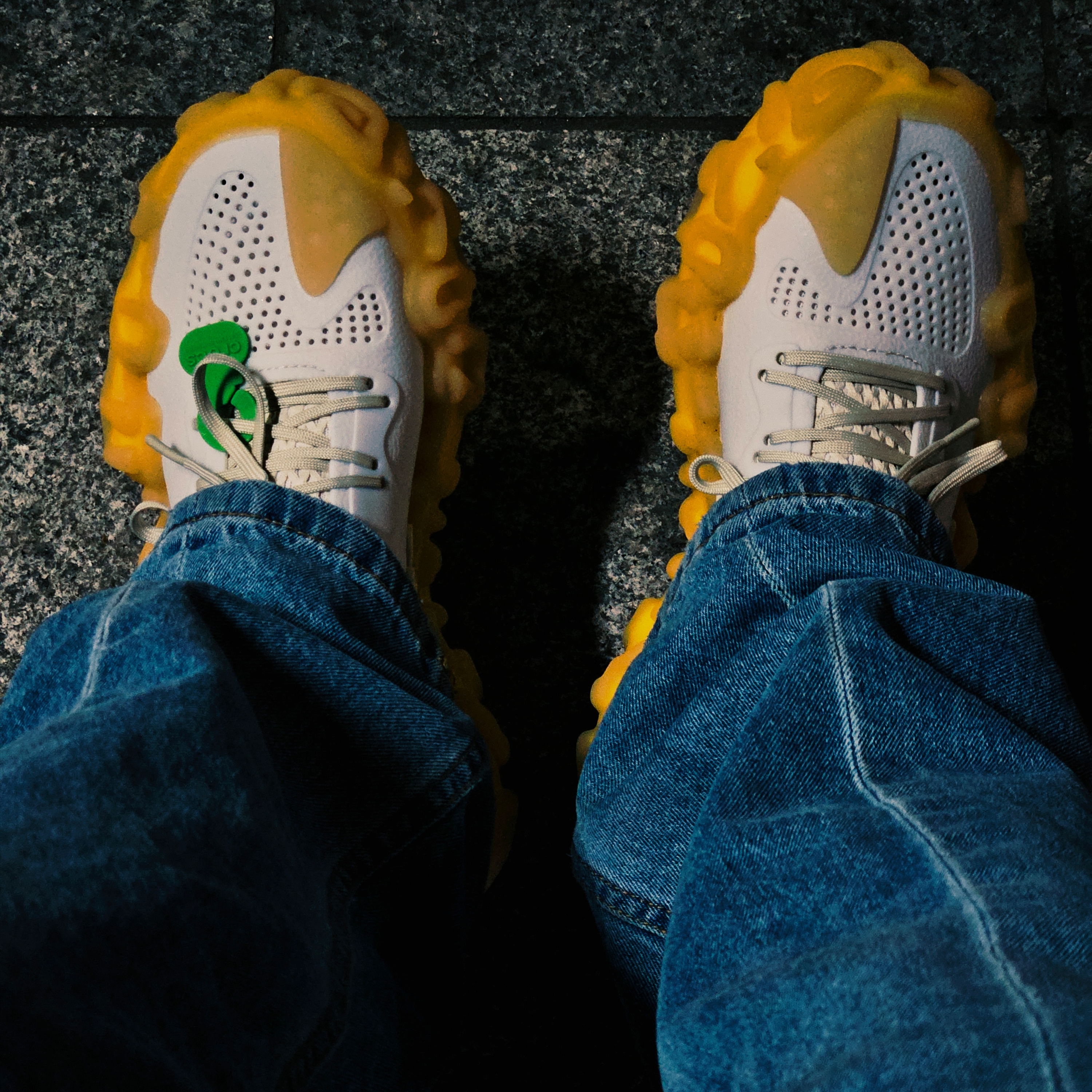 Crocs x Salehe Bembury Pollex Juniper Tahini Gum 착용 스타일 - 1