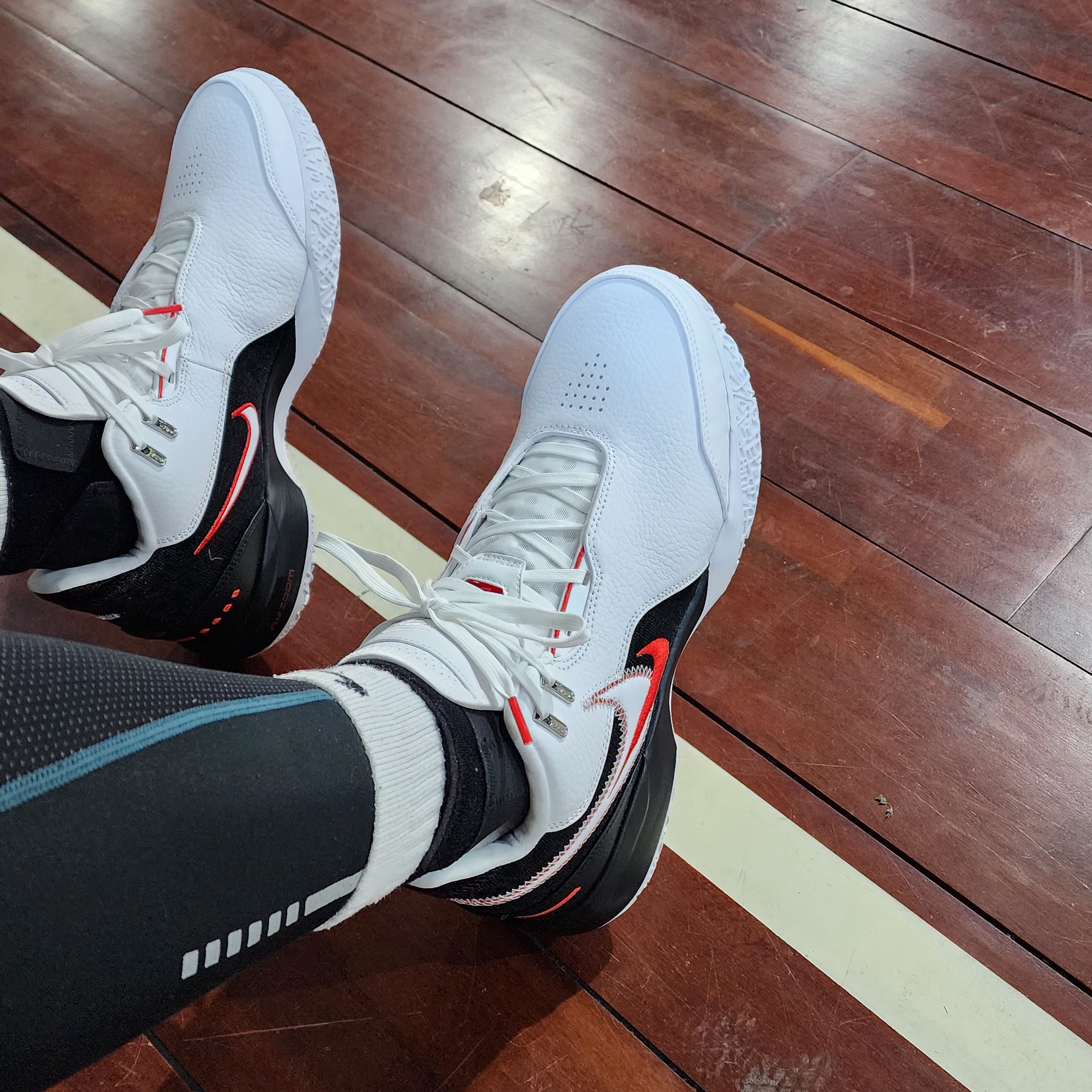 Nike LeBron NXXT Gen AMPD EP White University Red 착용 스타일 - 2