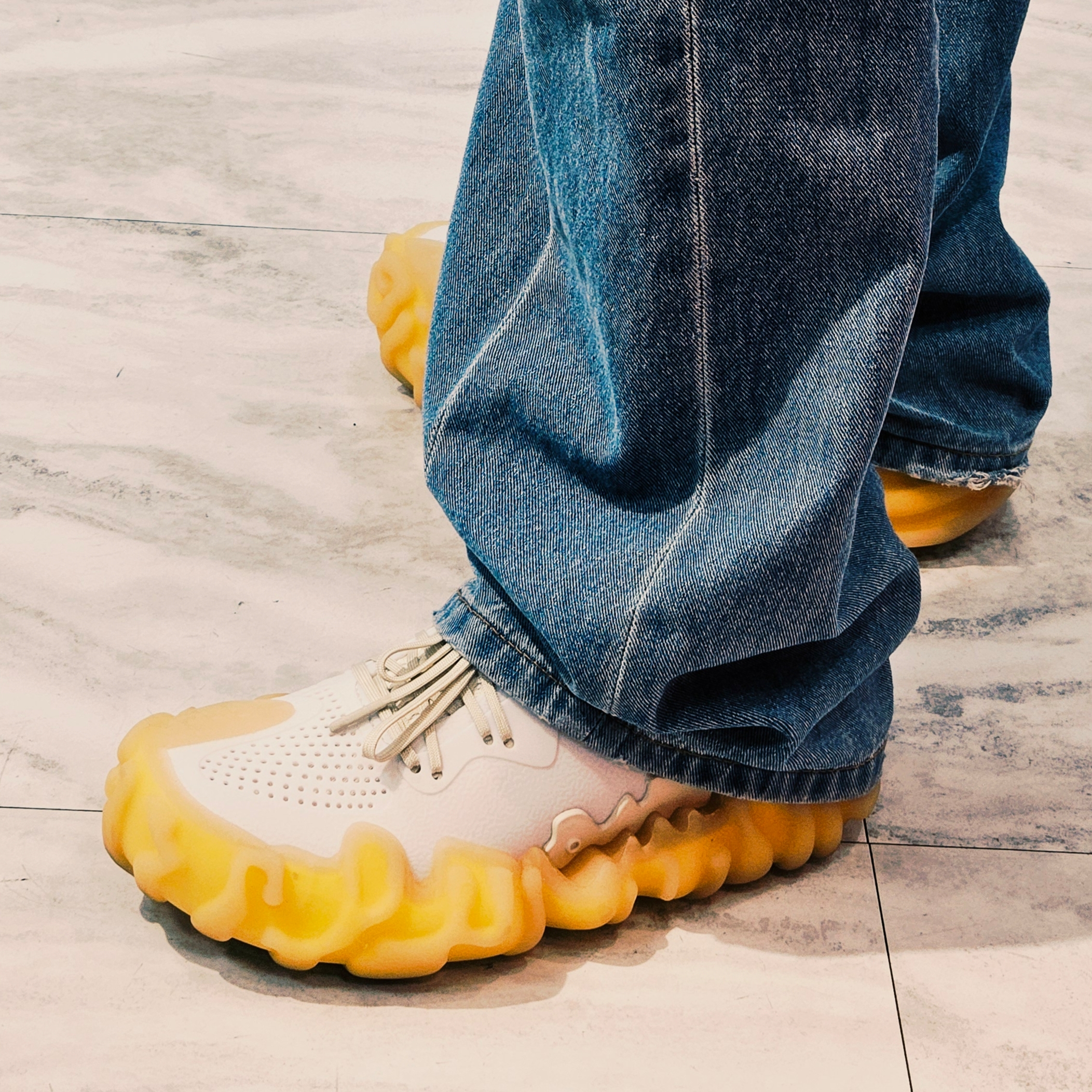 Crocs x Salehe Bembury Pollex Juniper Tahini Gum 착용 스타일 - 2