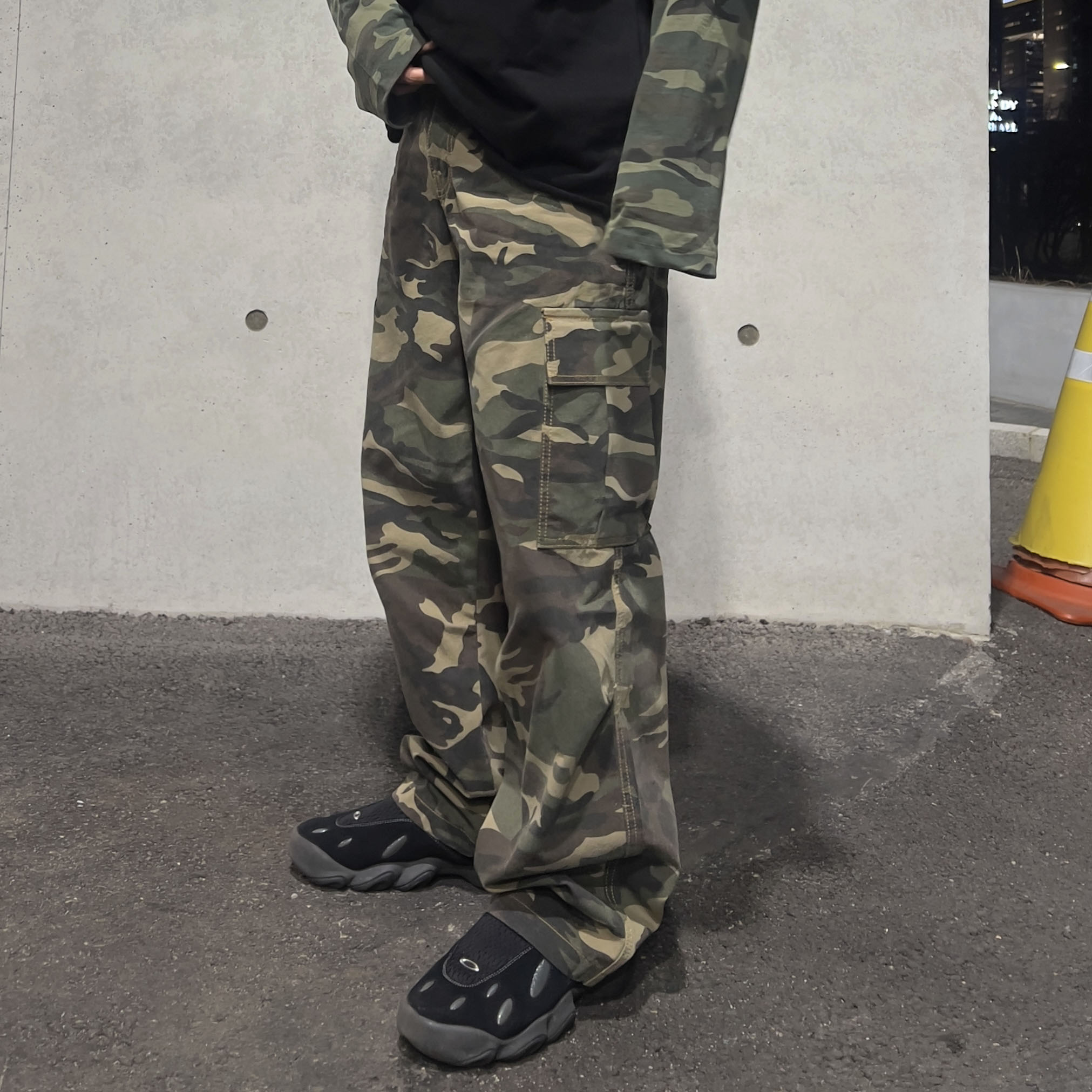 Oakley Factory Team x Brain Dead Suede Flesh Java, Oakley Factory Team x Brain Dead Orbital Flesh Black glitter 착용 스타일 - 3