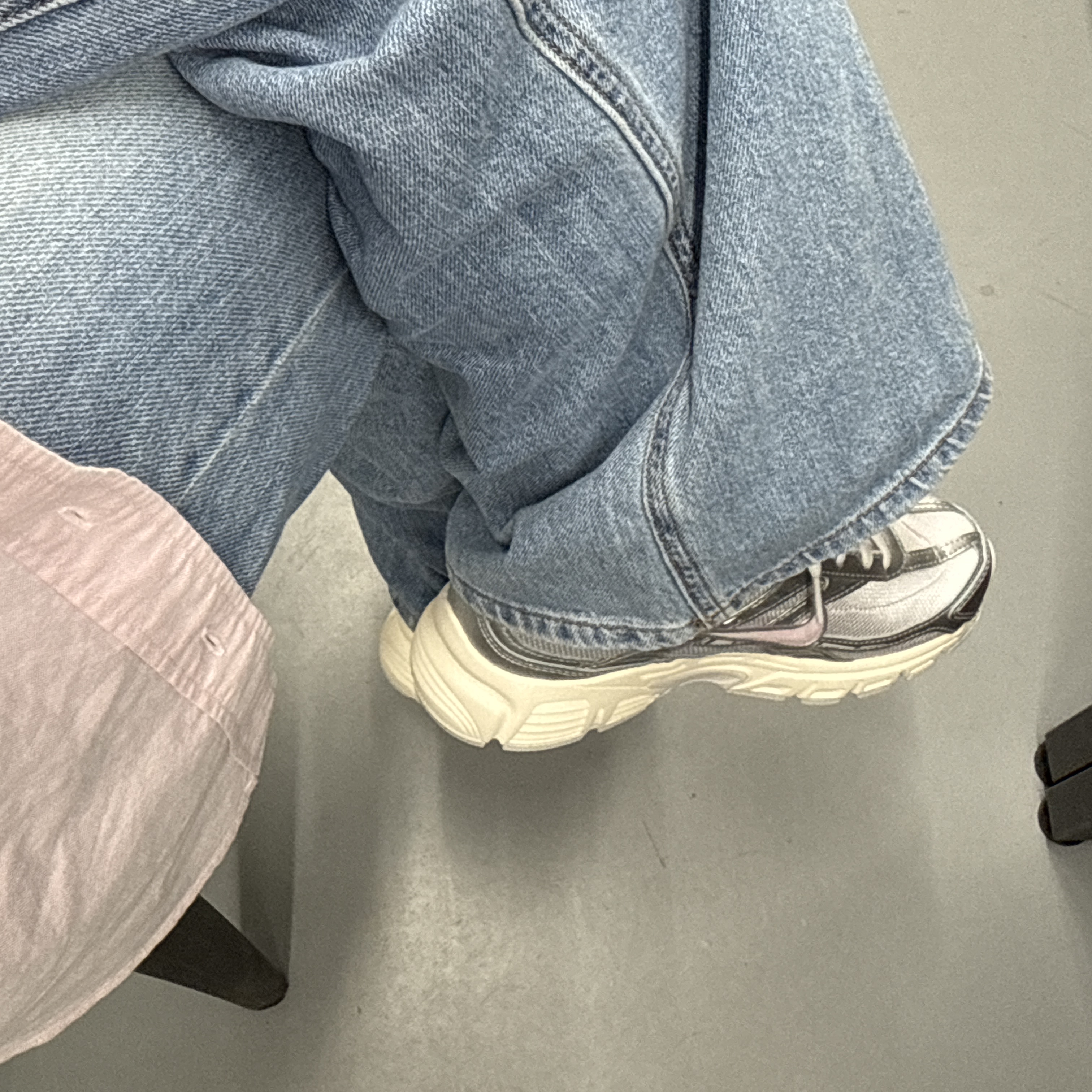 (W) Nike Initiator Vast Grey Metallic Silver 착용 스타일 - 1