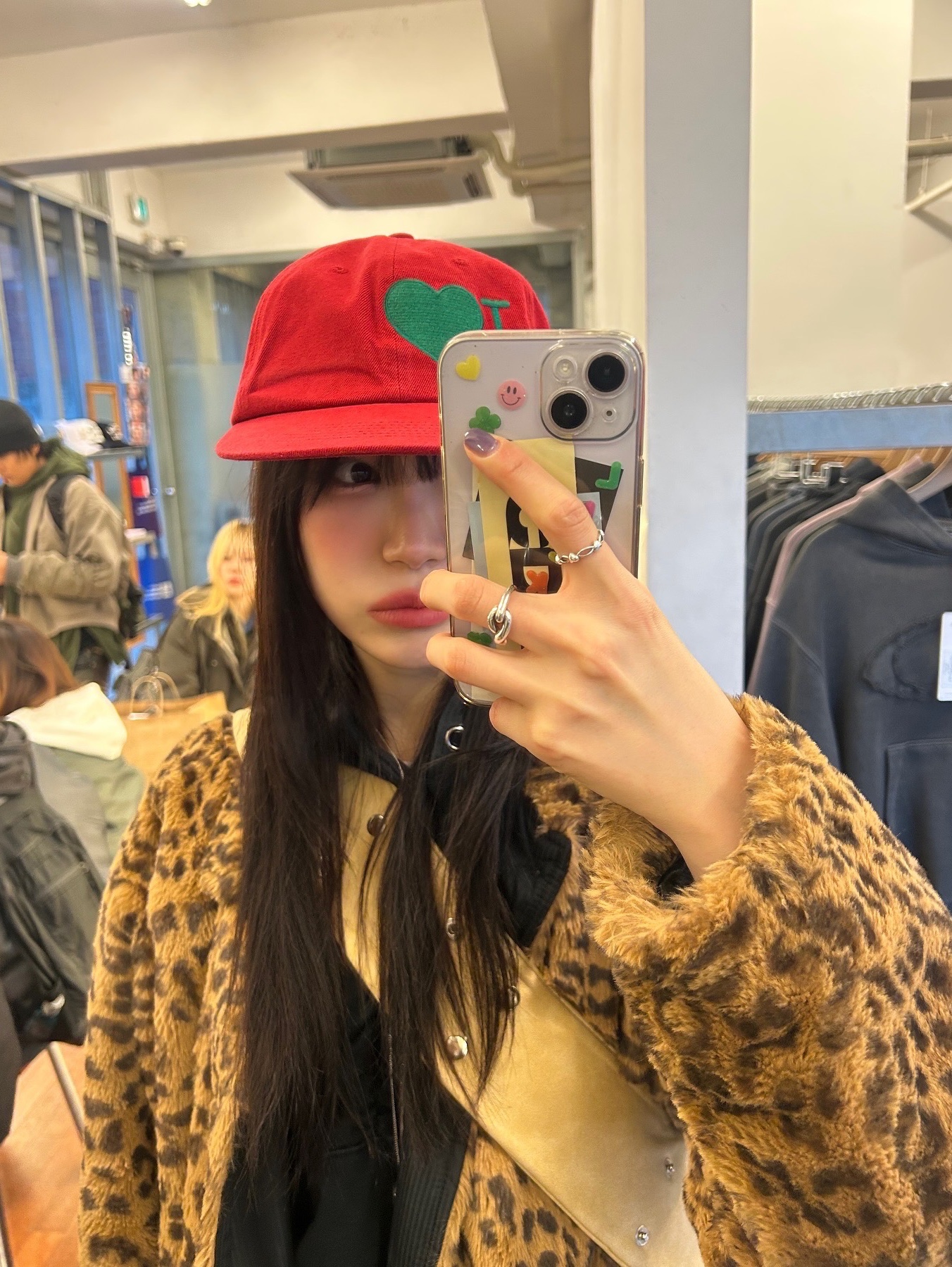 Token Gift I Love Vintage Red 착용 스타일