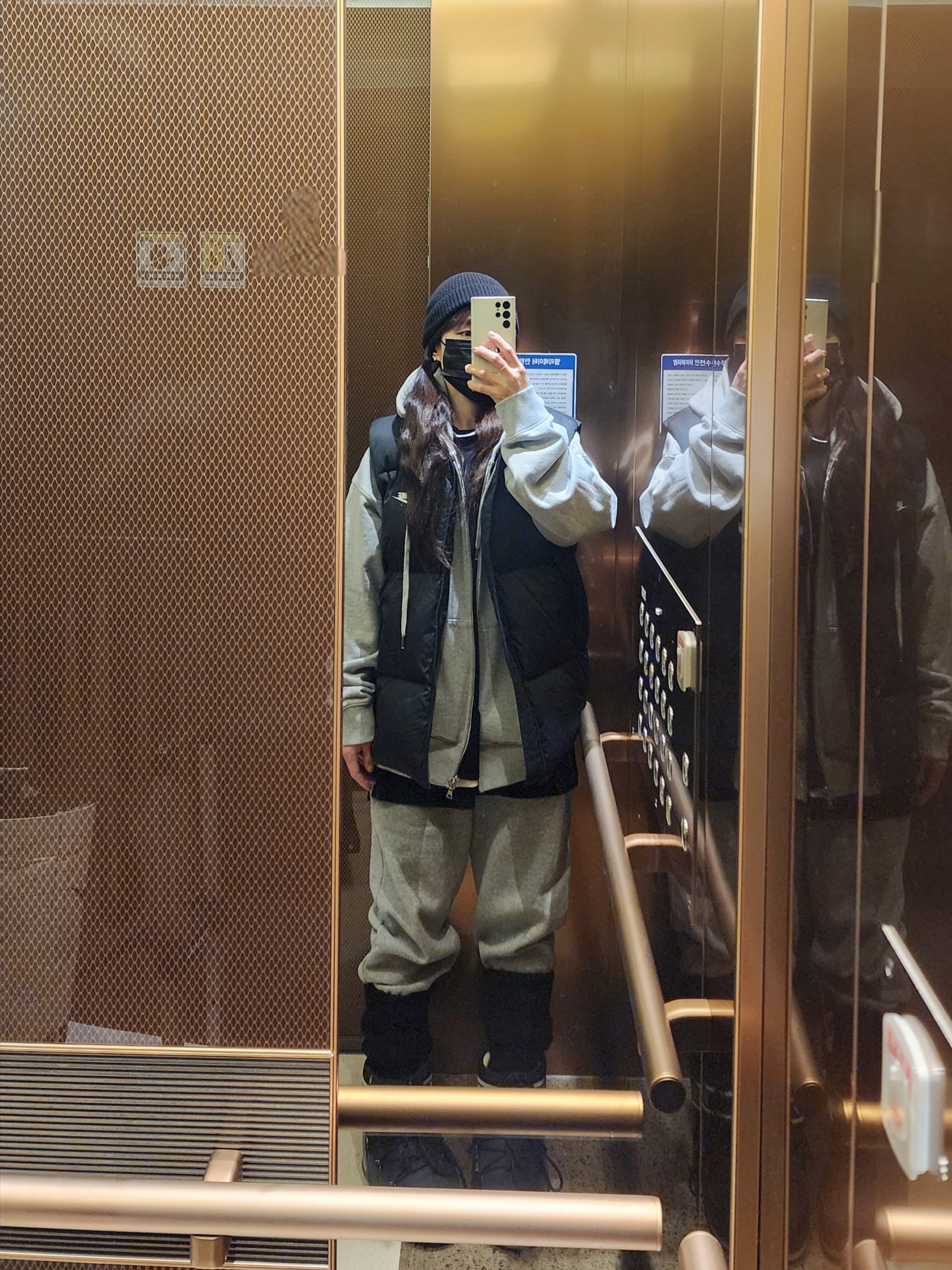 Nike NSW Club Primaloft Water-Repellent Puffer Vest Black - Asia, (W) Moon Boot Icon Low Nylon Boots Black 착용 스타일