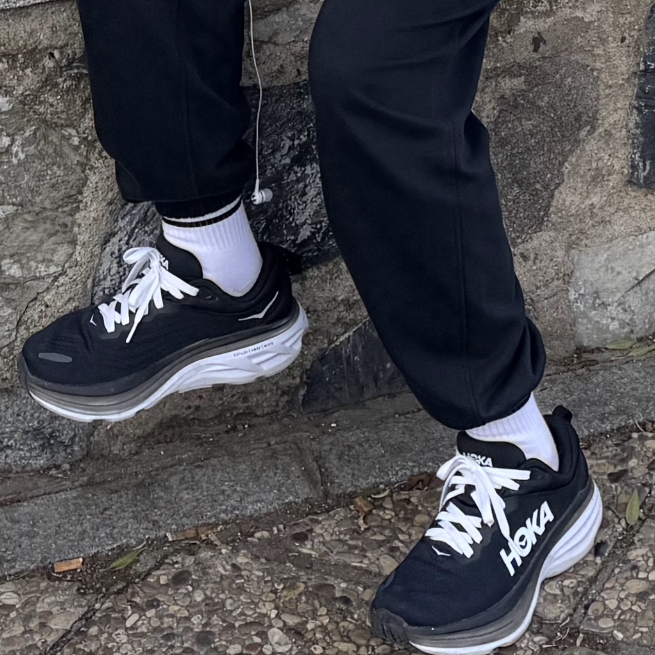 Hoka Bondi 8 Black White - Wide 착용 스타일 - 2