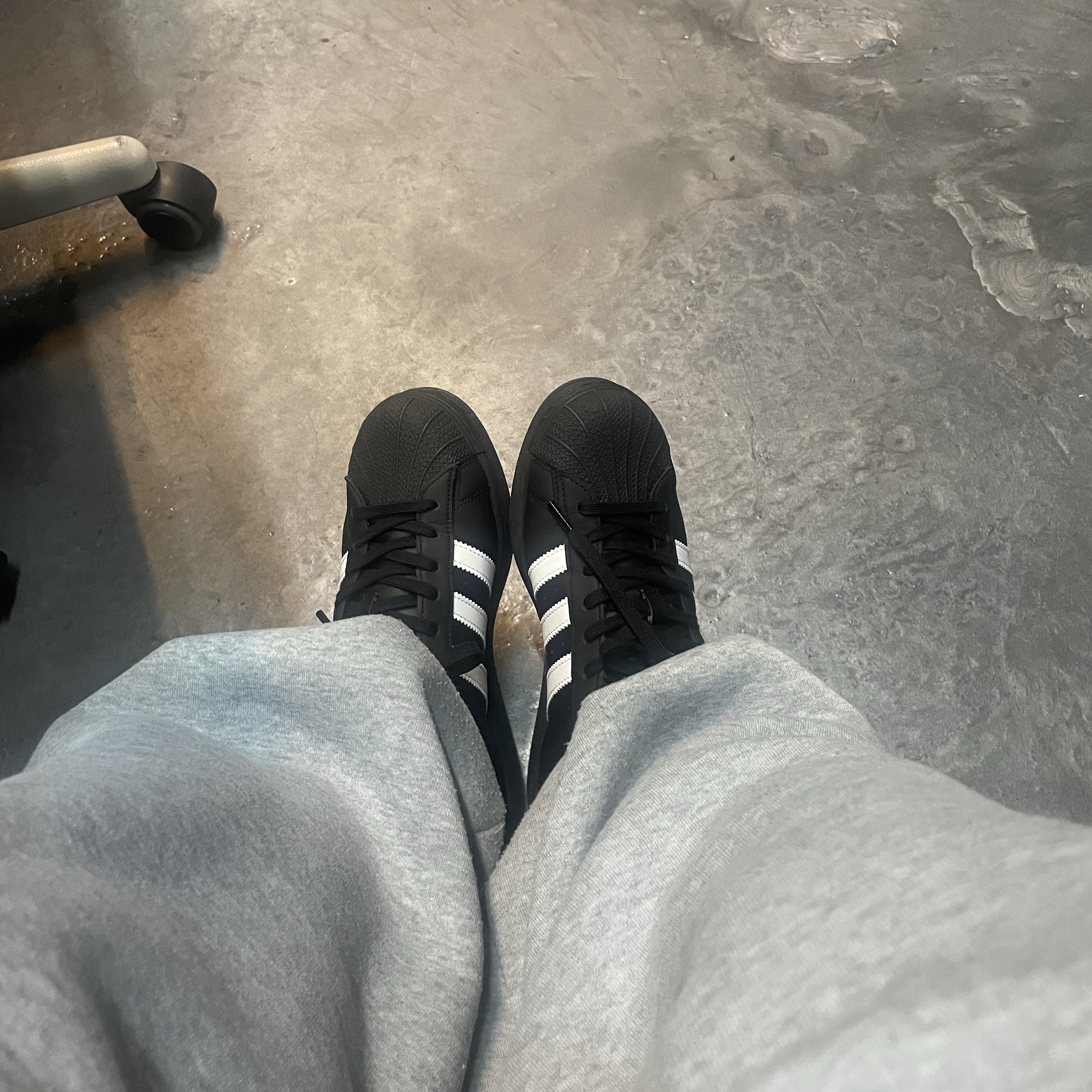 Adidas Superstar Core Black White 착용 스타일