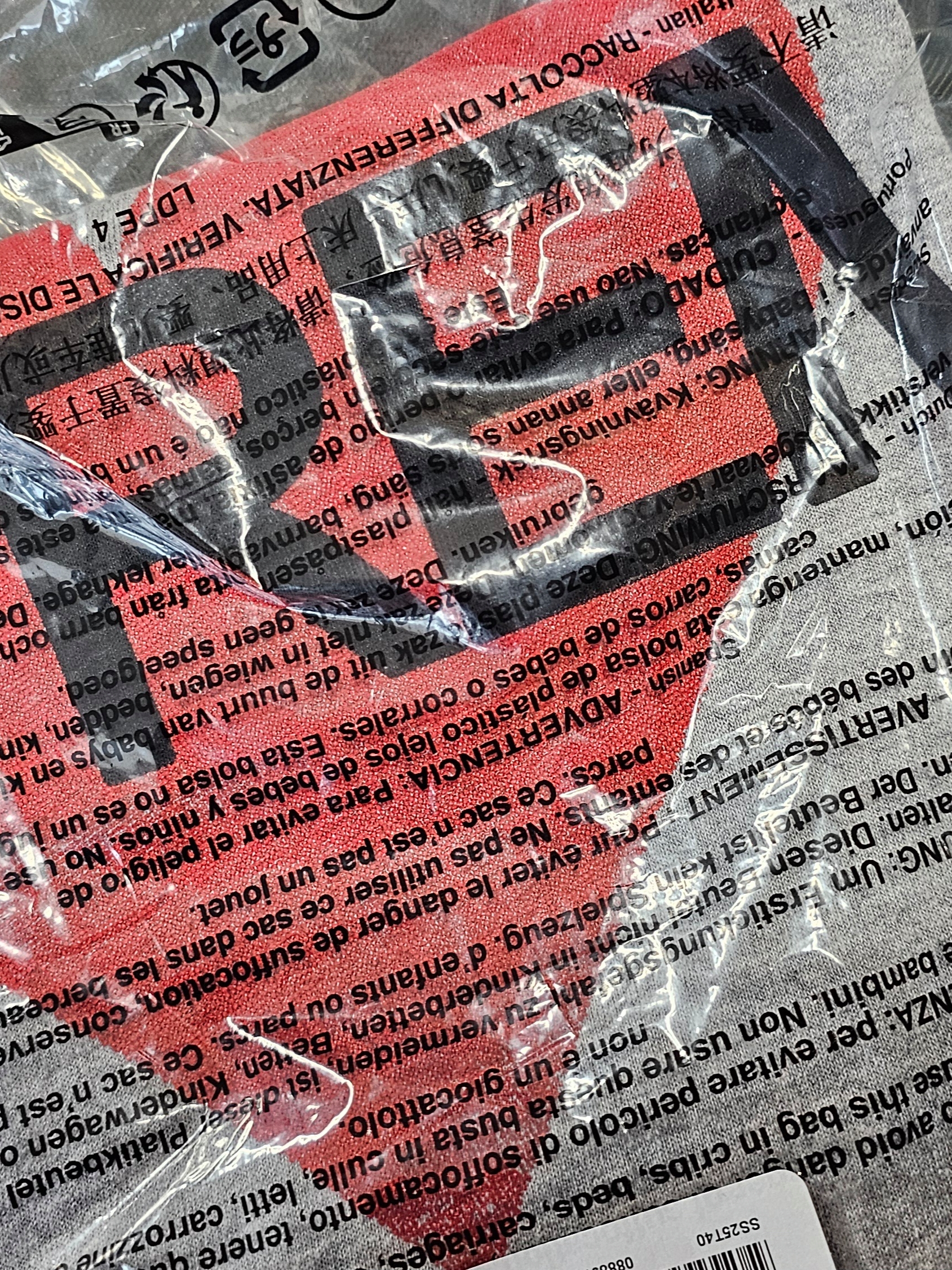 Supreme Announcing T-Shirt Heather Grey - 25SS, Supreme Backpack Olive - 25SS 착용 스타일 - 3