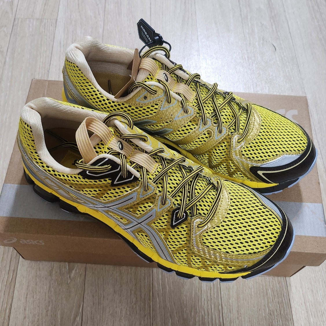 Asics UB9-S Gel-Kayano 20 Vibrant Yellow Pure Silver 착용 스타일 - 3