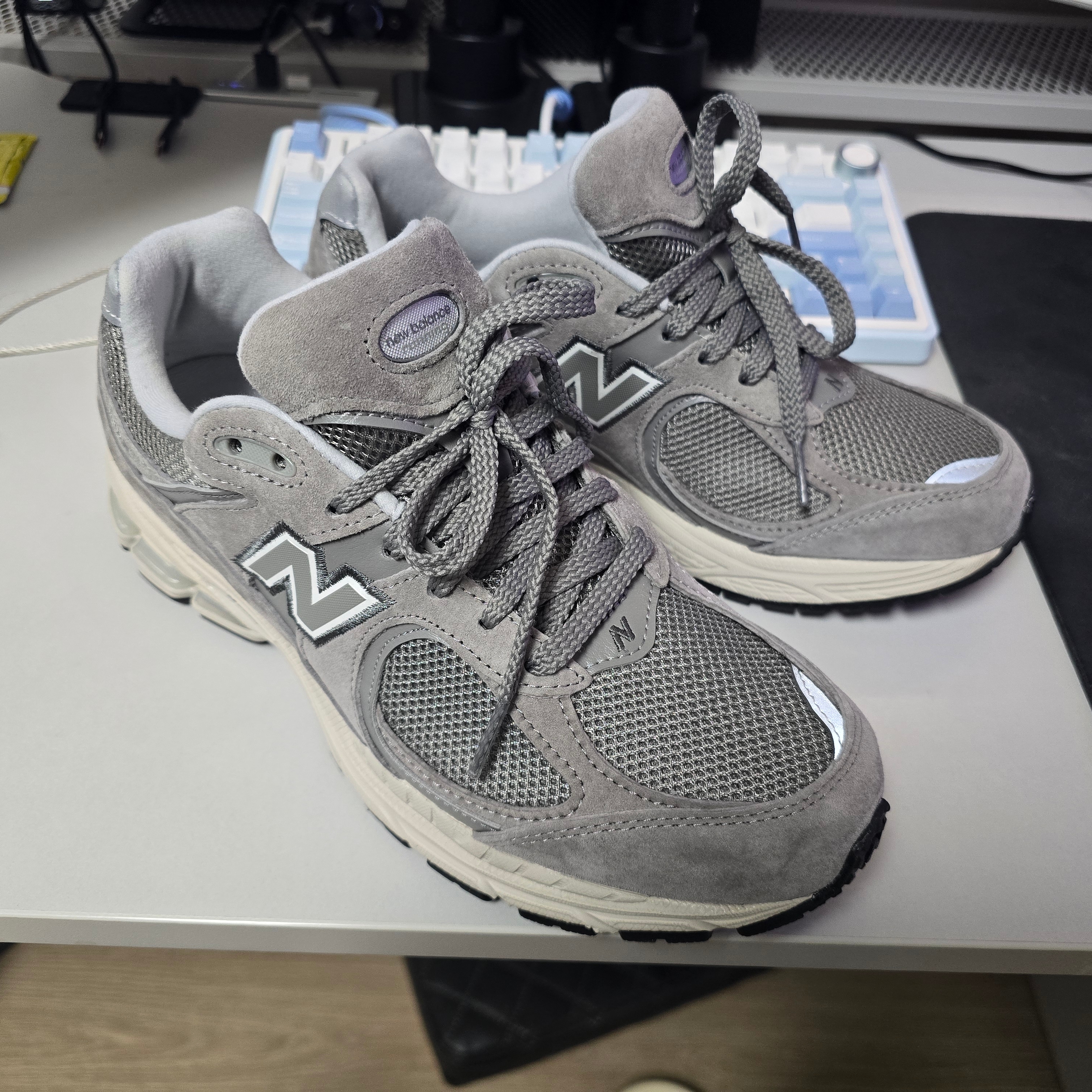 New Balance 2002R Grey 착용 스타일 - 1