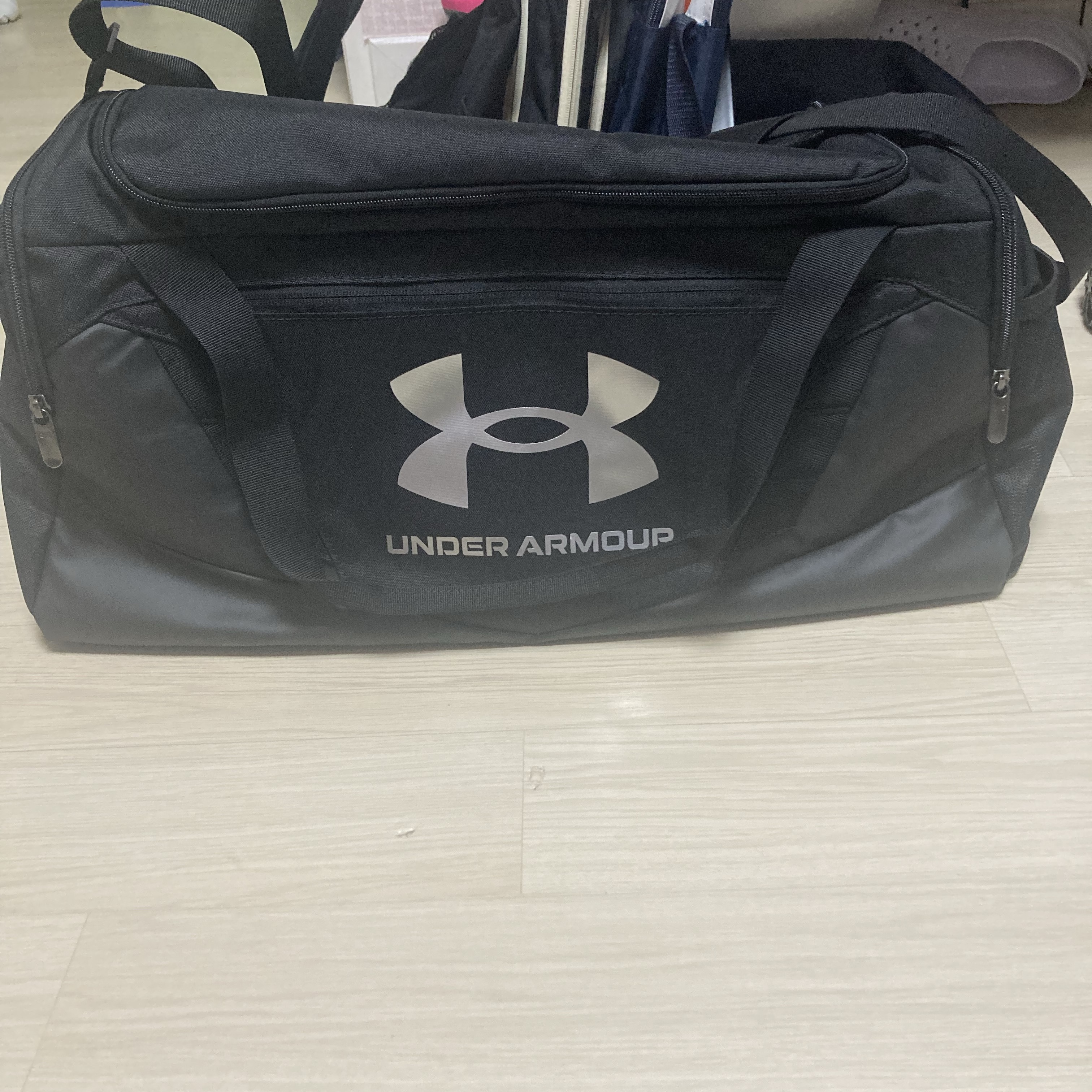 Under Armour Undeniable 5.0 Small Duffle Bag Black Metallic Silver 착용 스타일