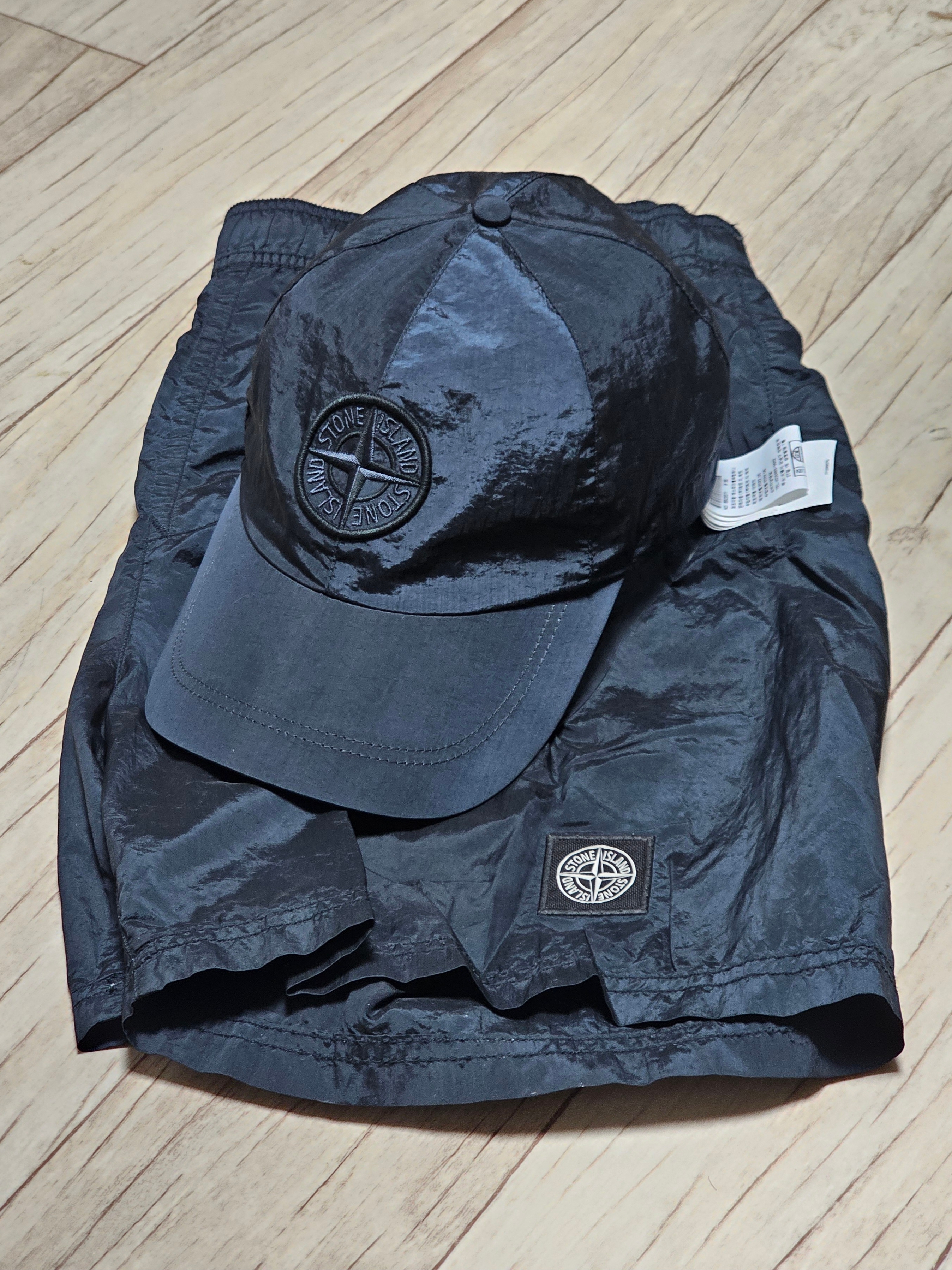 Stone Island 99576 Nylon Metal 6-Panel Cap Dark Green - 22FW, Stone Island B0943 Nylon Metal Swimming Trunk Black - 22SS 착용 스타일