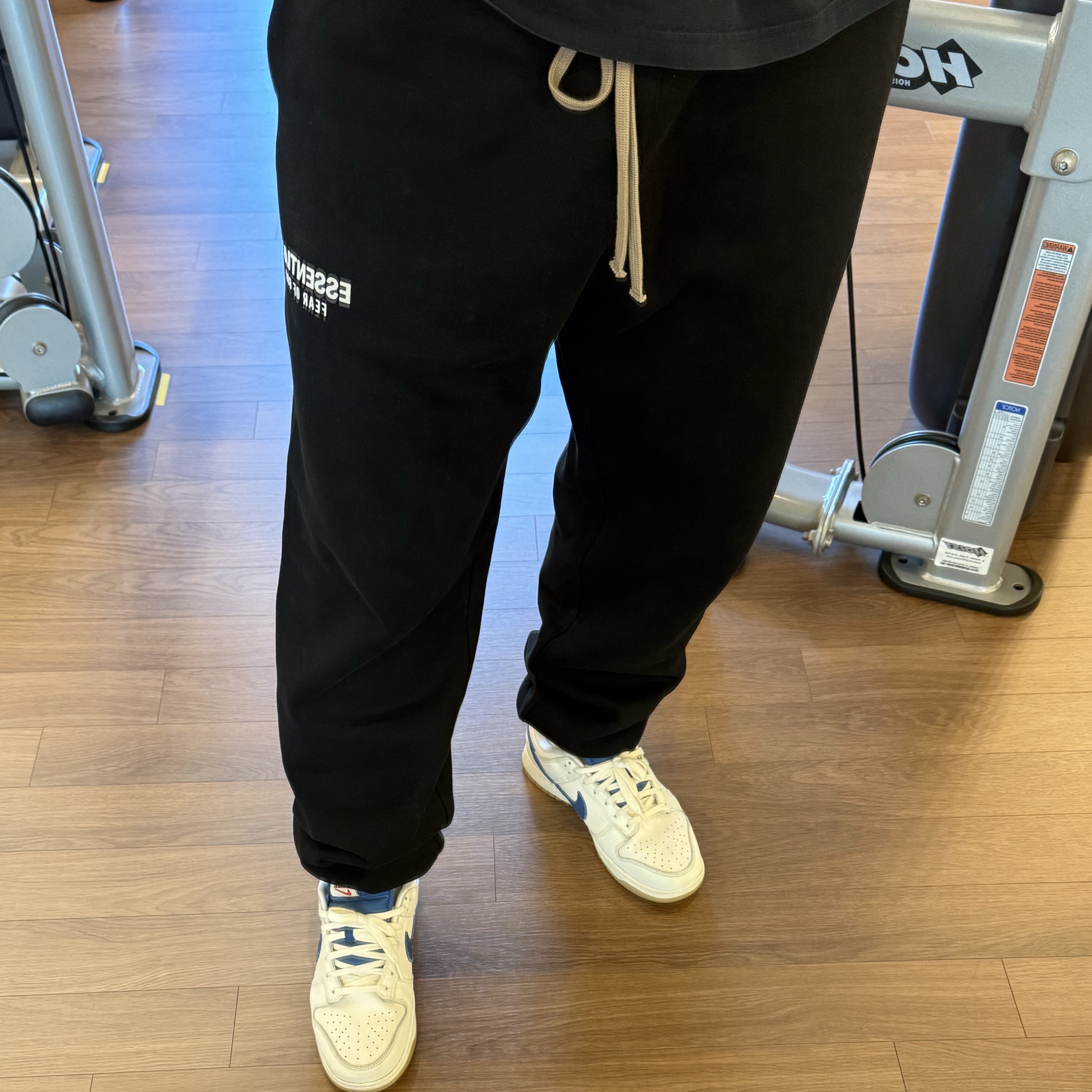 Essentials Fleece Essential Sweatpant Black - 24FW 착용 스타일