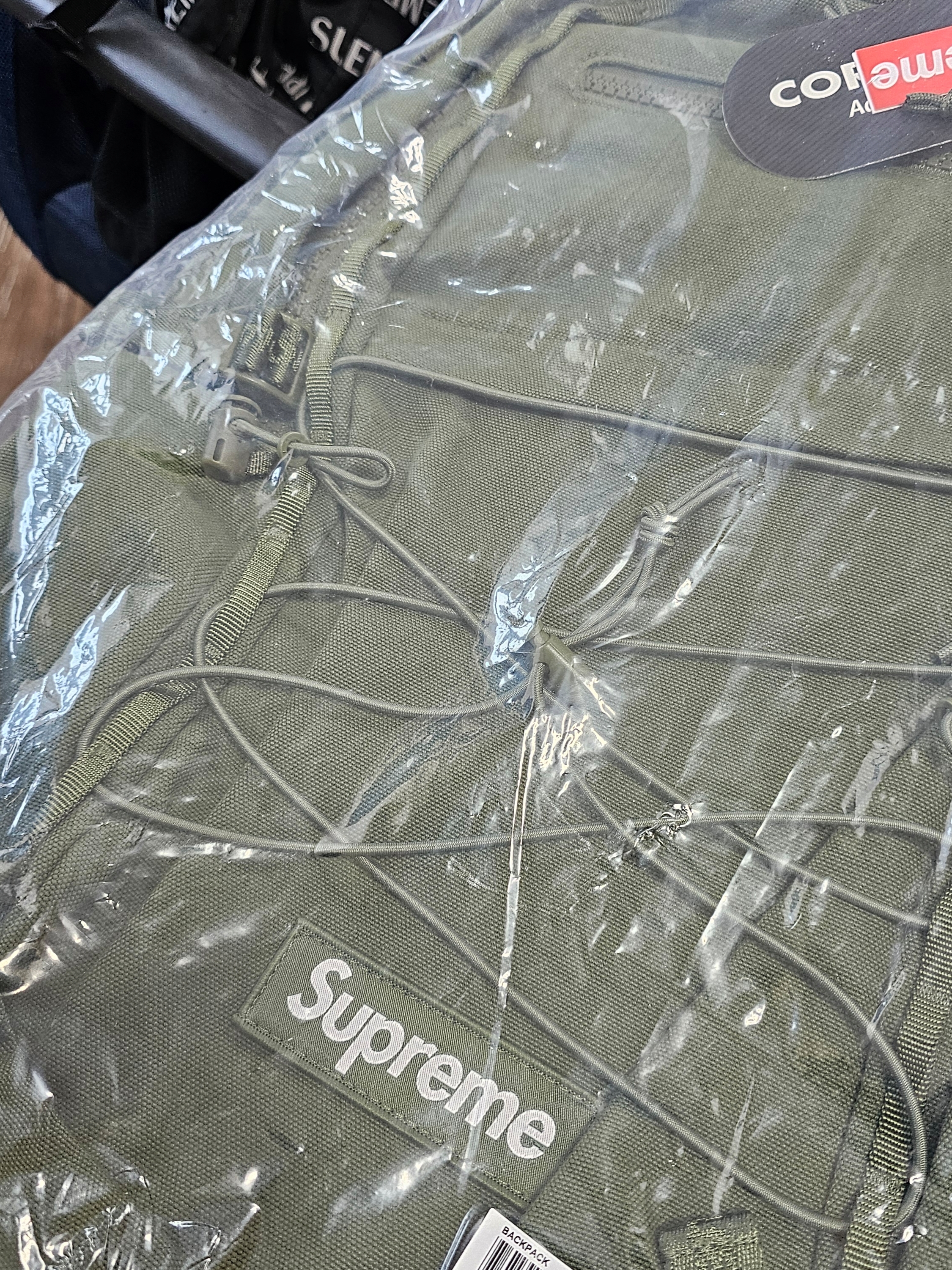 Supreme Announcing T-Shirt Heather Grey - 25SS, Supreme Backpack Olive - 25SS 착용 스타일 - 2