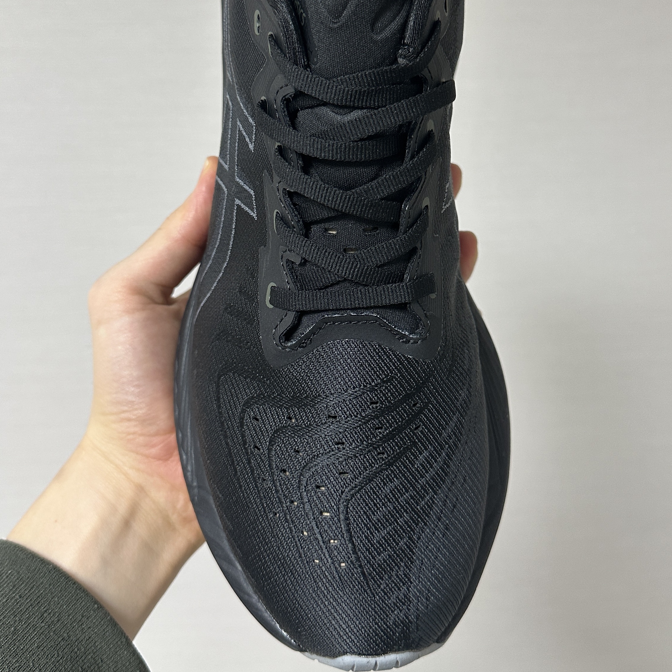 Asics Novablast 4 Black Graphite Grey 착용 스타일 - 2