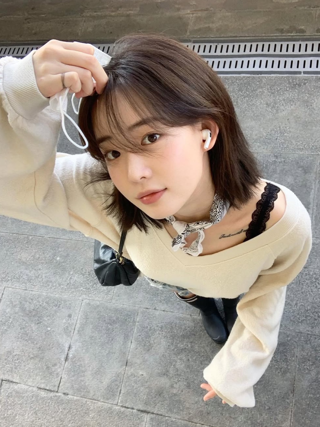 MUCENT Neuss Angora Loose-Fit Knit Ivory, Siyazu SIKN2132 Loose Fit Cable Round Knit Cream 착용 스타일 - 2