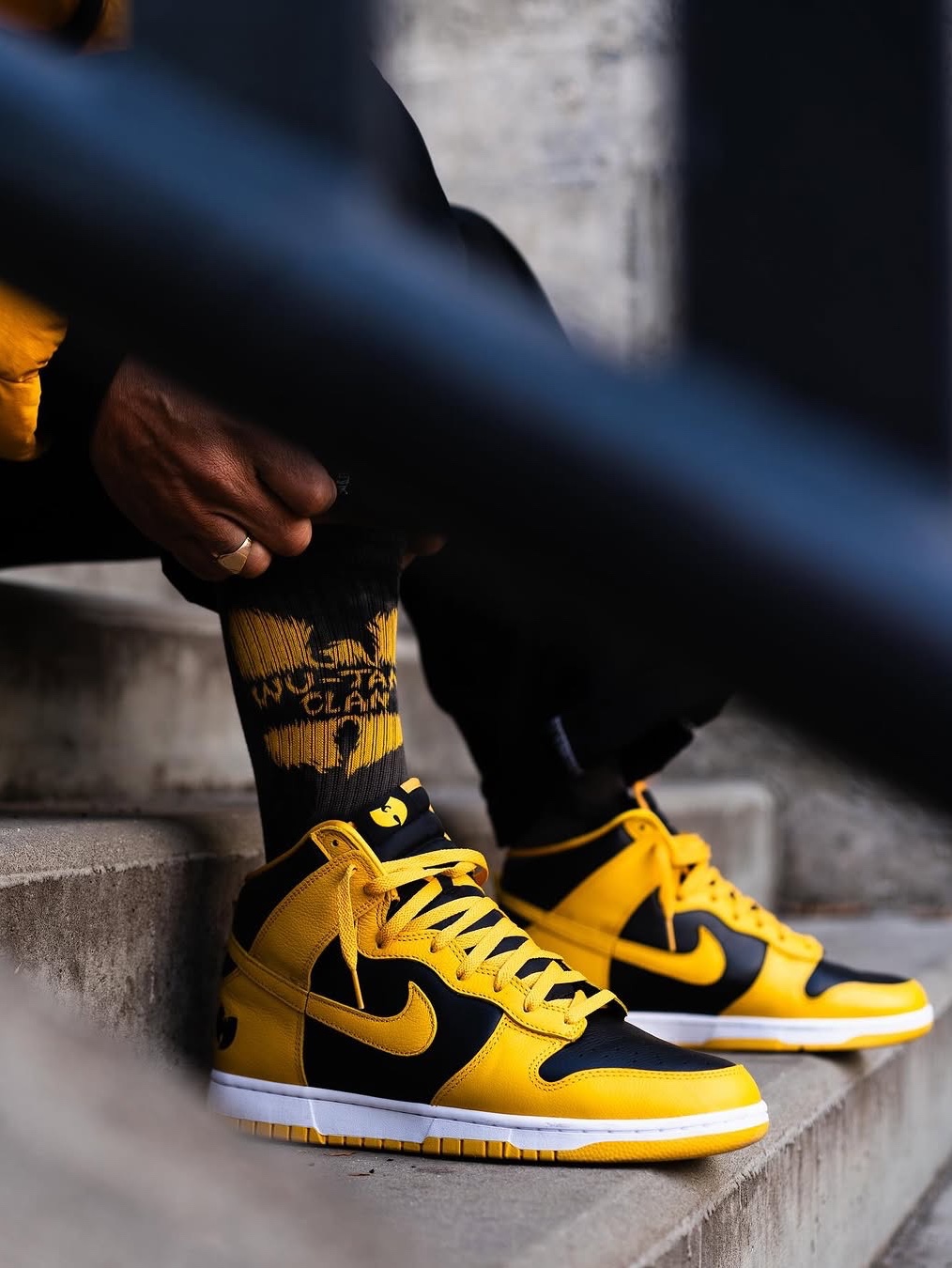 Nike Wu-Tang Clan Dunk High Black and Pollen 착용 스타일 - 4