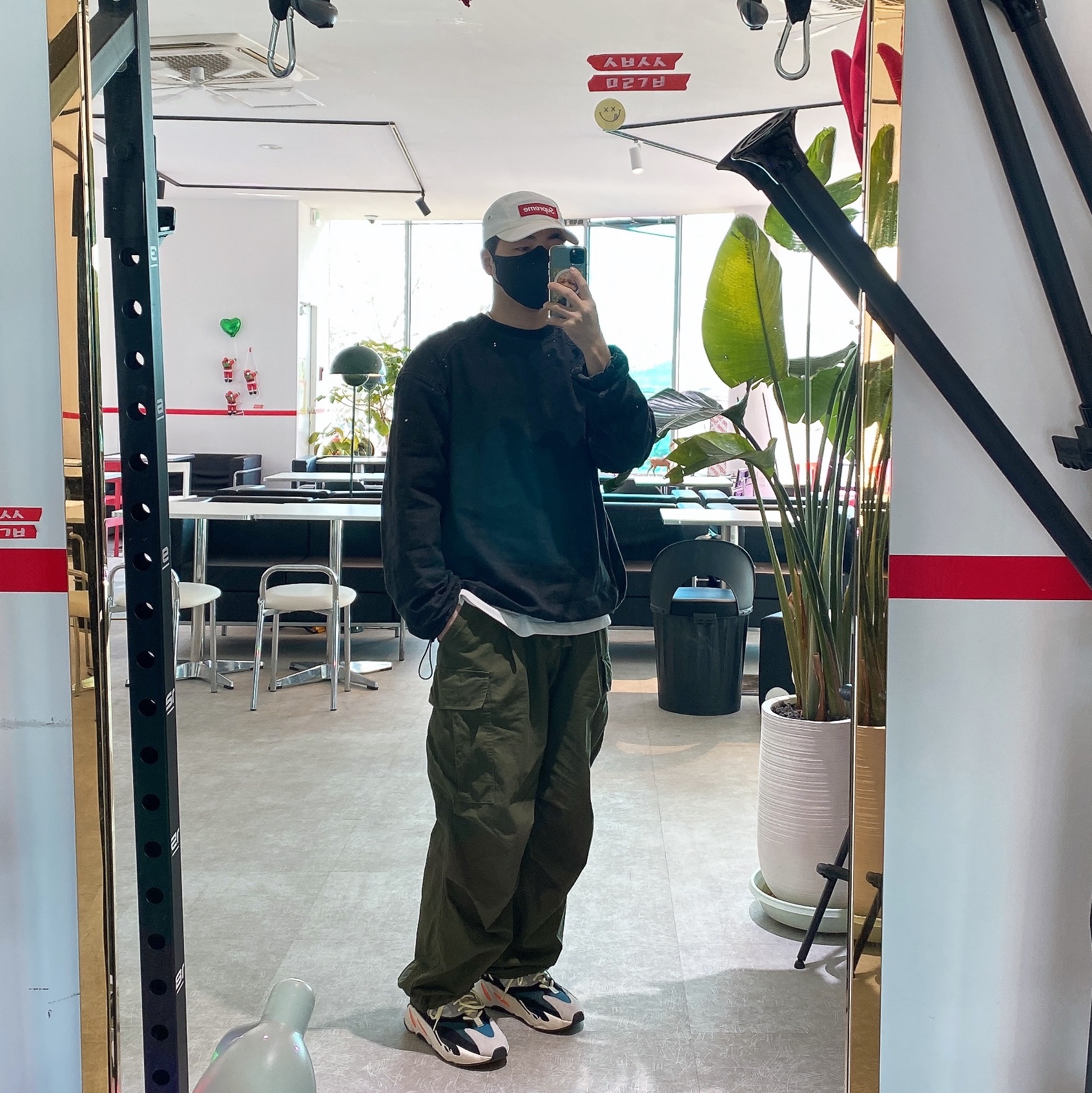 Adidas Yeezy Boost 700 Wave Runner Solid Grey 2021/2022, Supreme Ventile Camp Cap White - 23SS 착용 스타일