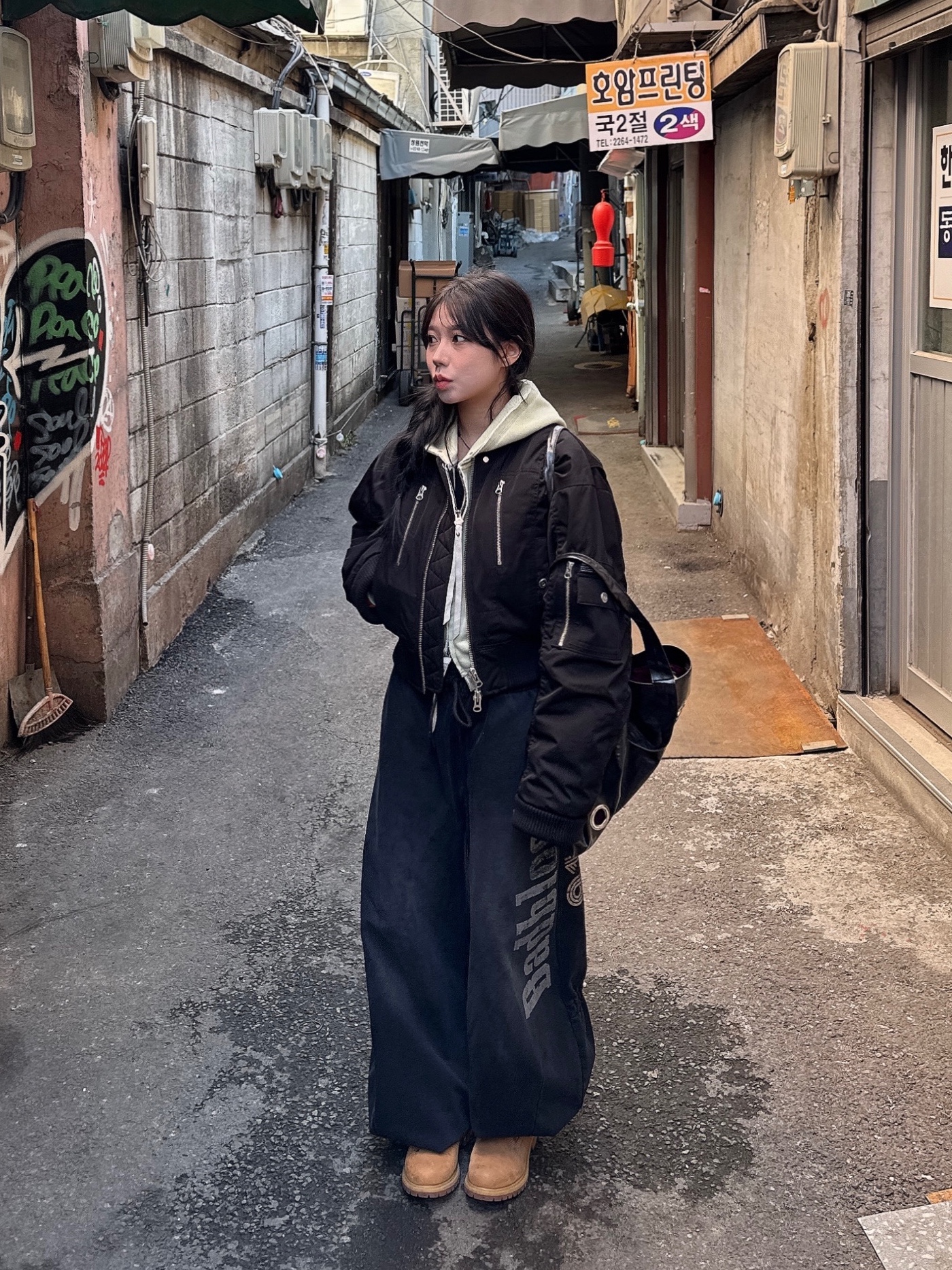 Vacant Archive Dias Inside-out Hood Zip-Up Yellow Green, Vacant Archive Women Melly Padded Bomber Black 착용 스타일 - 4