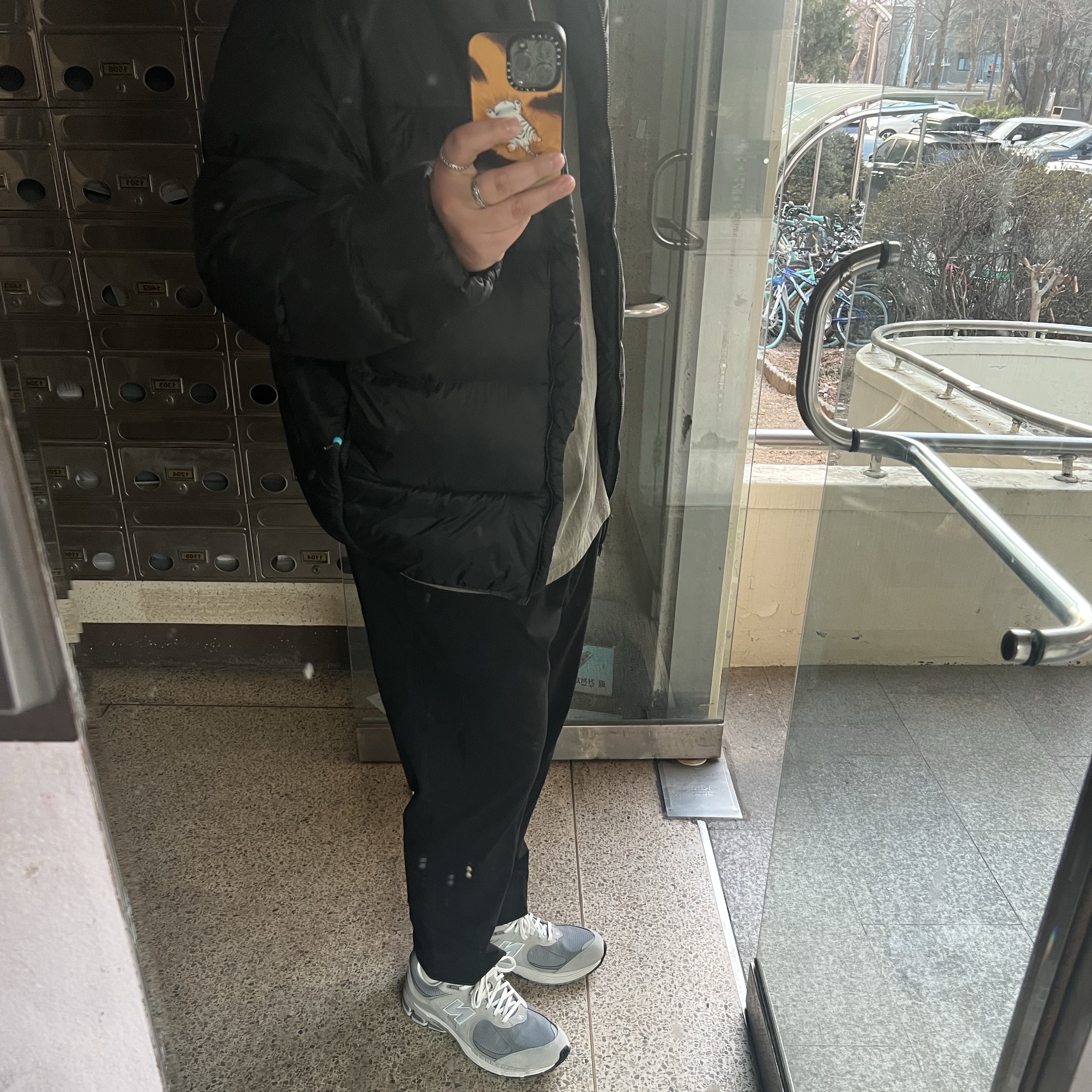 New Balance 2002R Gore-Tex Concrete Harbor Grey 착용 스타일