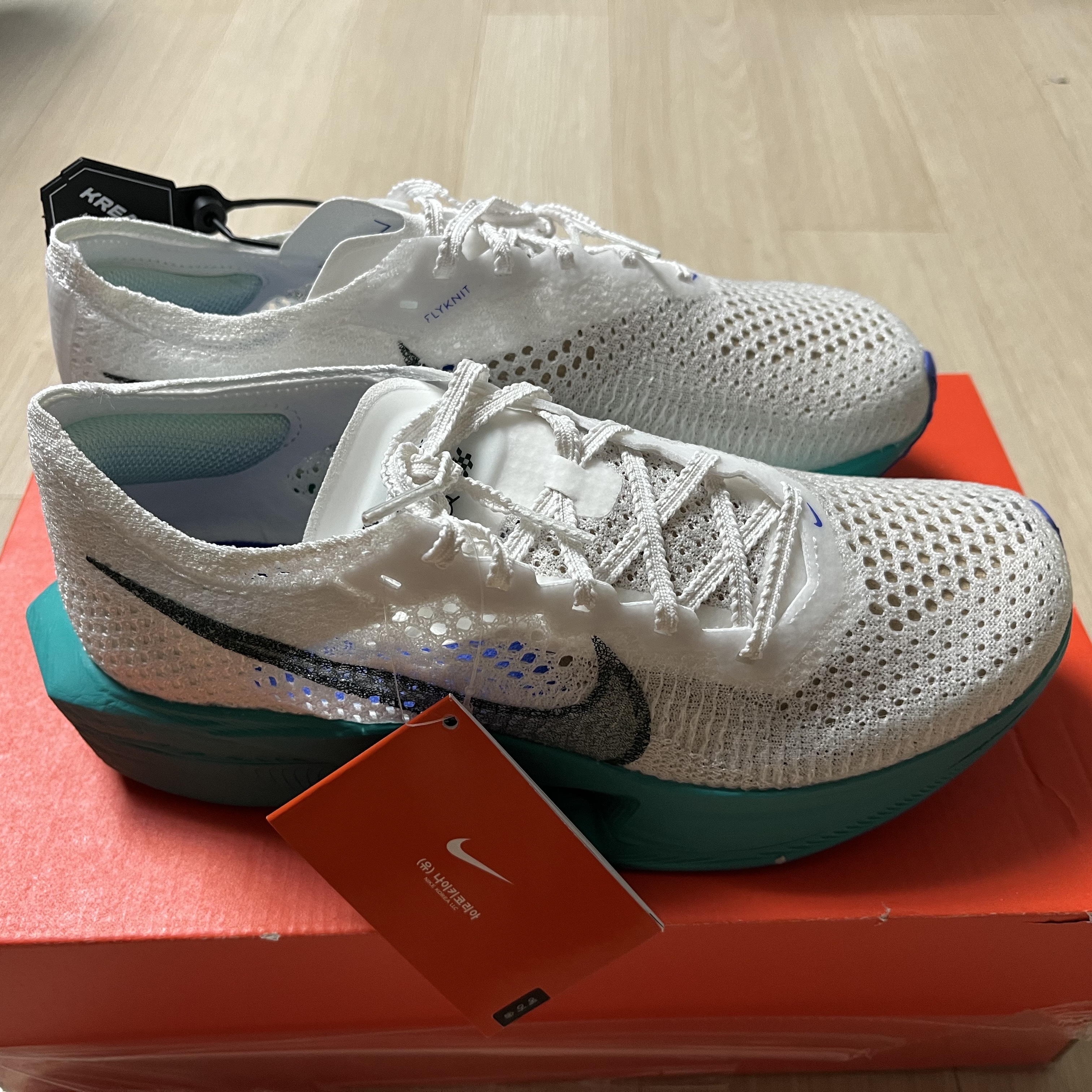 Nike ZoomX Vaporfly Next% 3 White Deep Jungle 착용 스타일 - 1