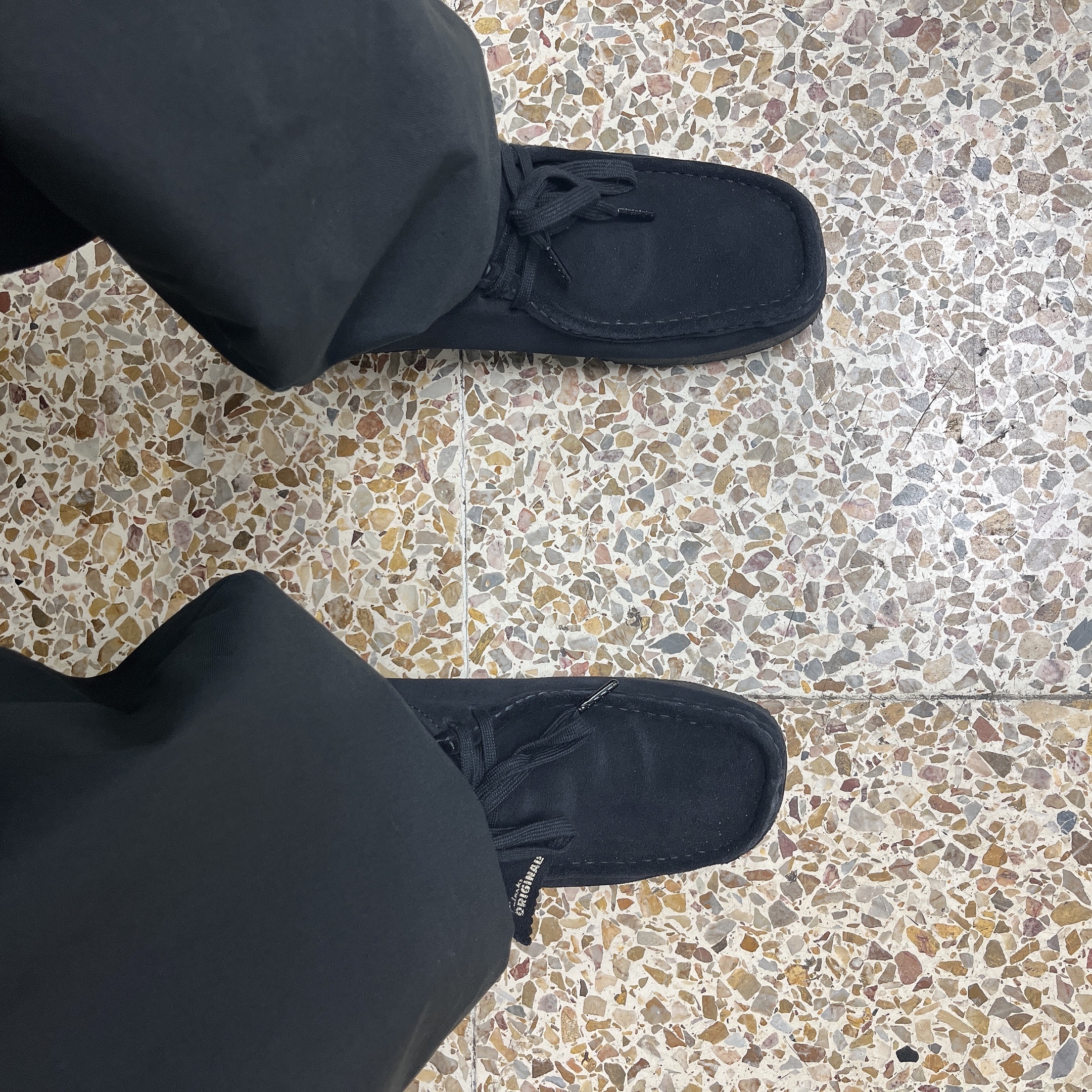 Clarks Wallabee Black Suede 착용 스타일