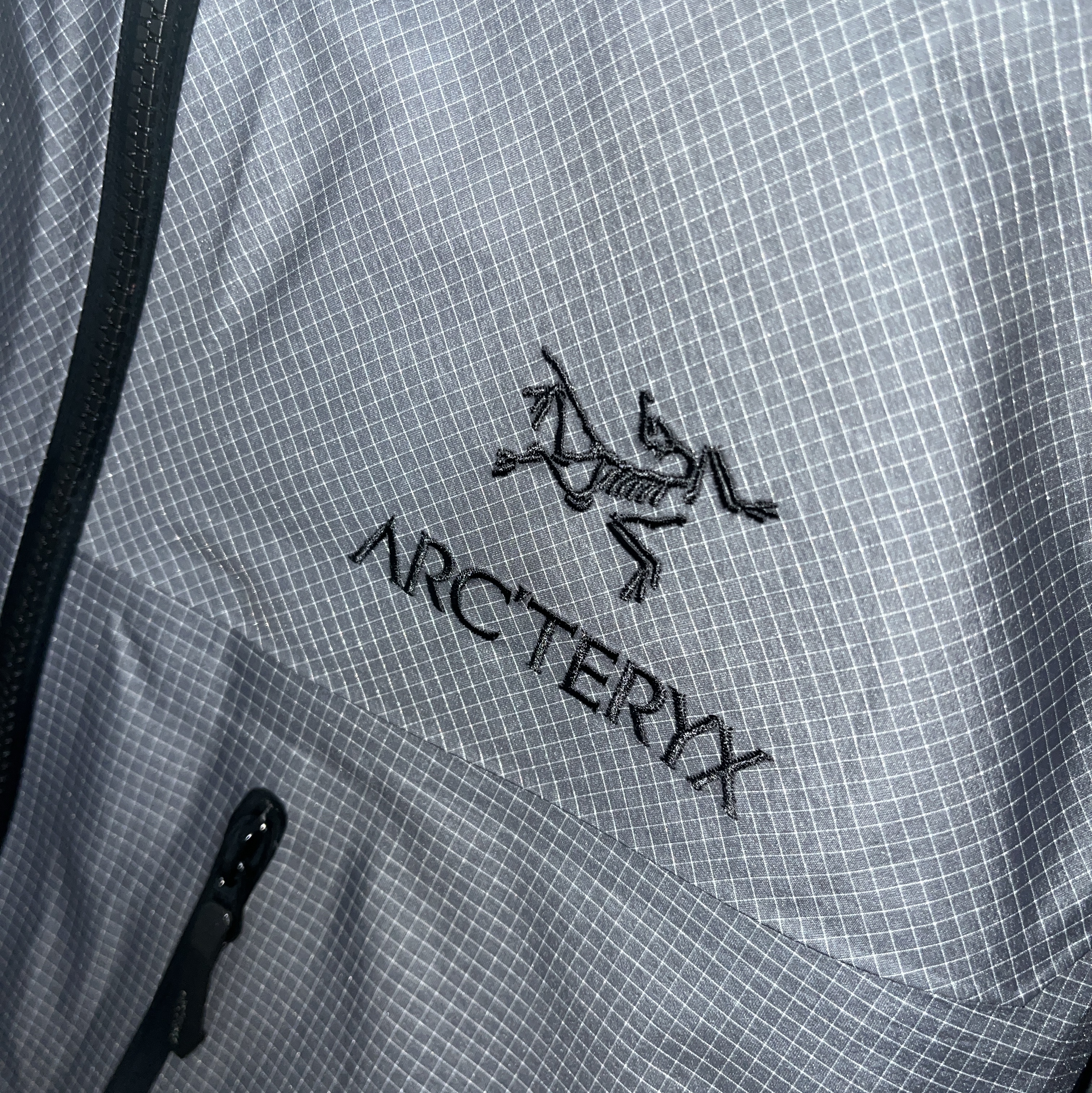 Arc'teryx Alpha LightWeight Jacket Black 착용 스타일