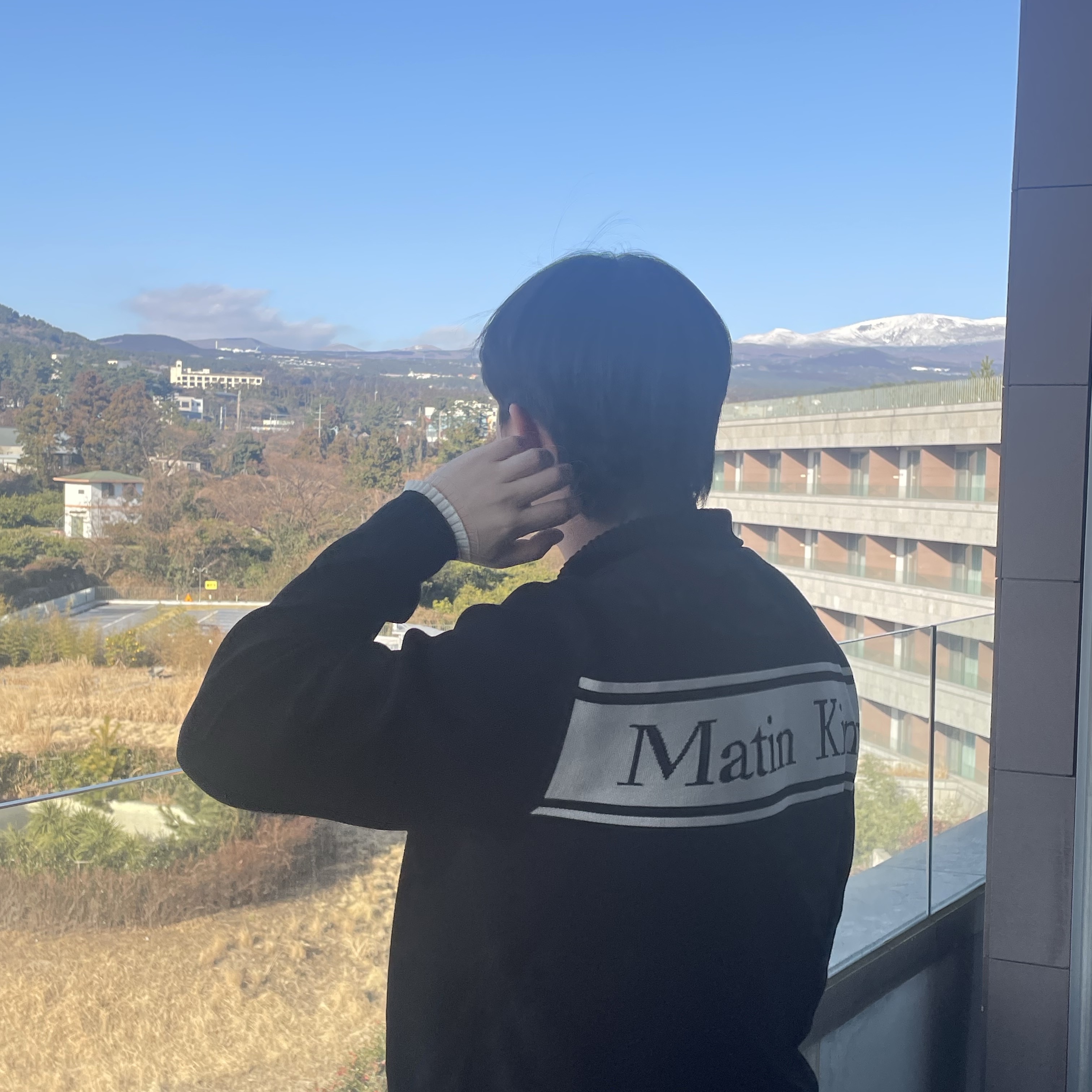 마뗑킴 스펠 포인트 스트라이프 가디건 블랙 착용 스타일