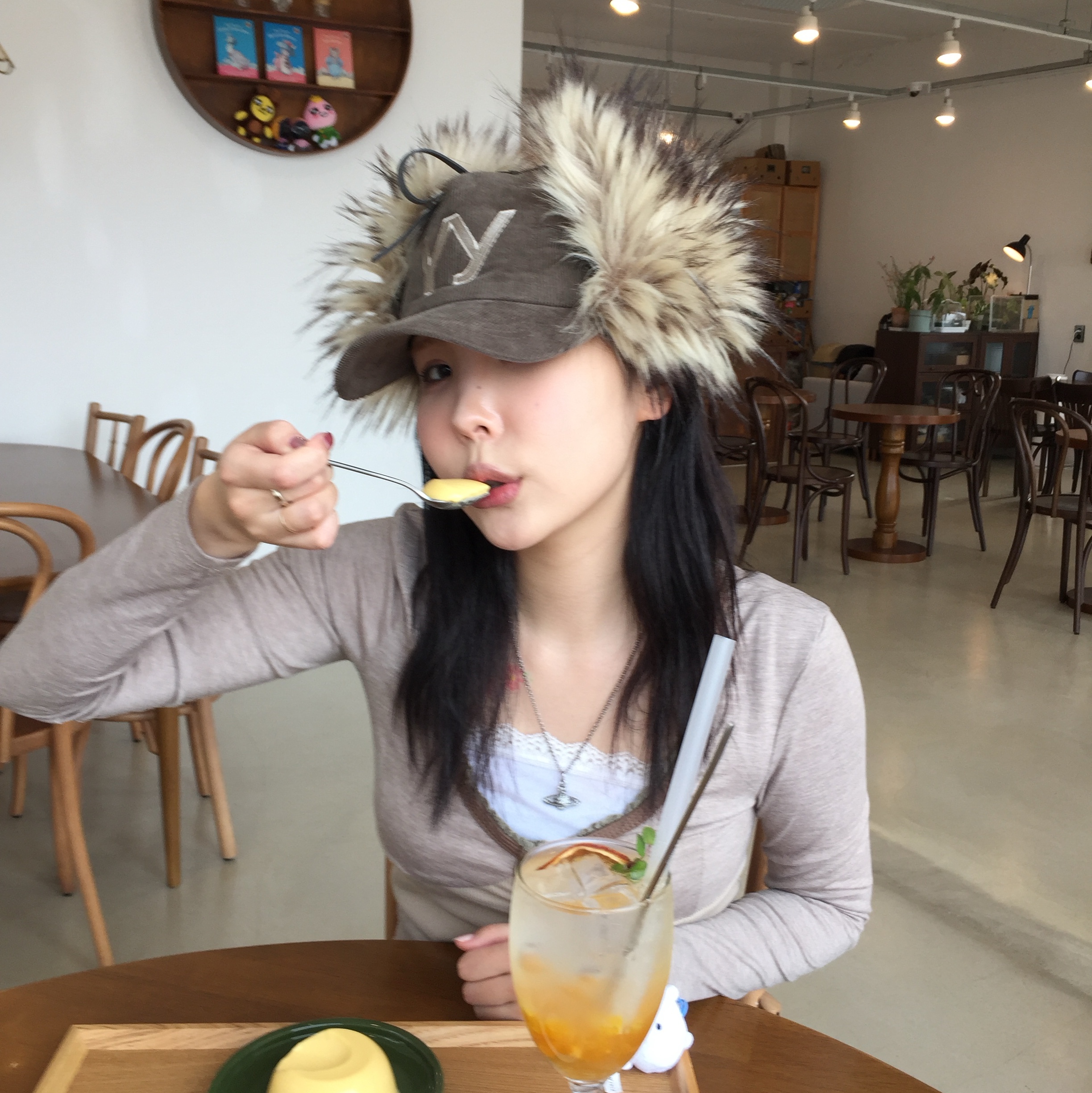 Open Yy Faux Fur Corduroy Earflap Cap Khaki 착용 스타일 - 2