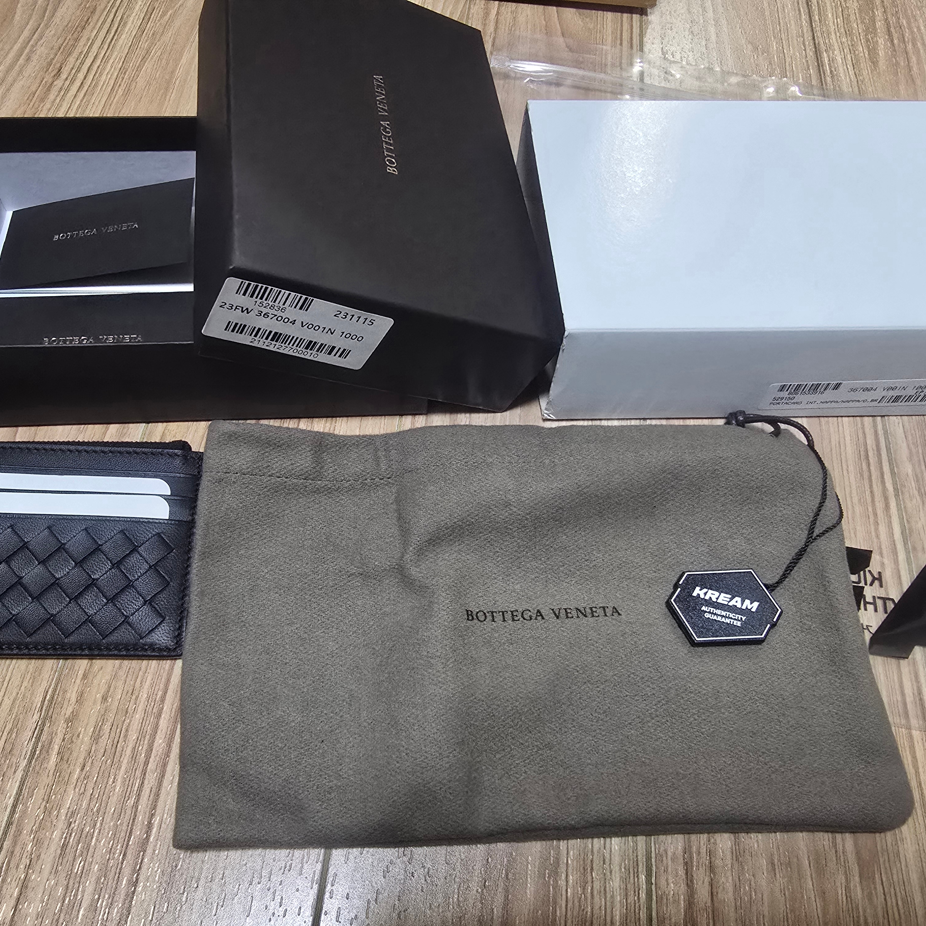 Bottega Veneta Zipped Card Case Black 착용 스타일
