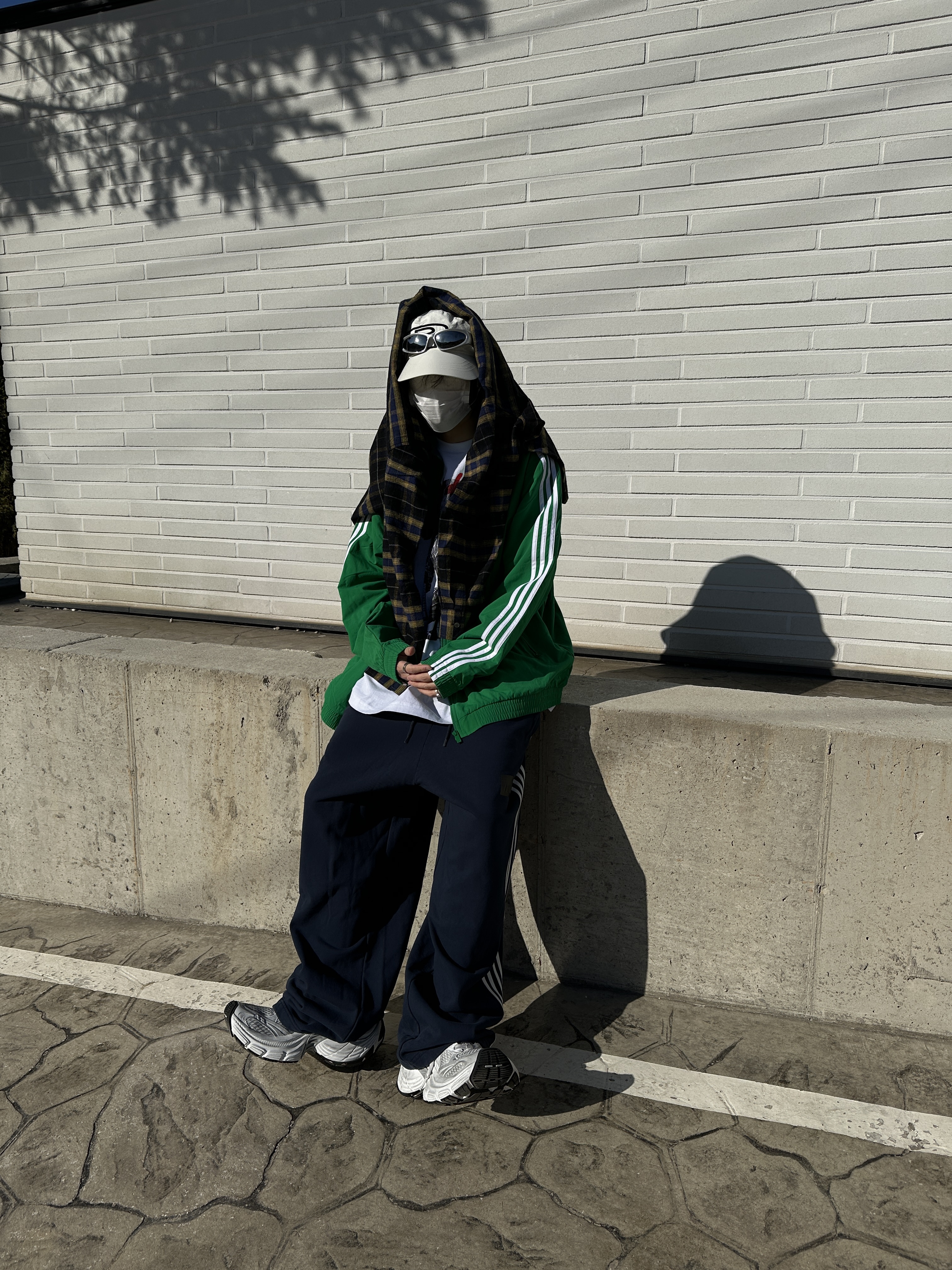 Adidas Adicolor Woven Firebird Track Top Green  - KR Sizing, Balenciaga 10XL Sneakers White Grey Silver Black 착용 스타일 - 3