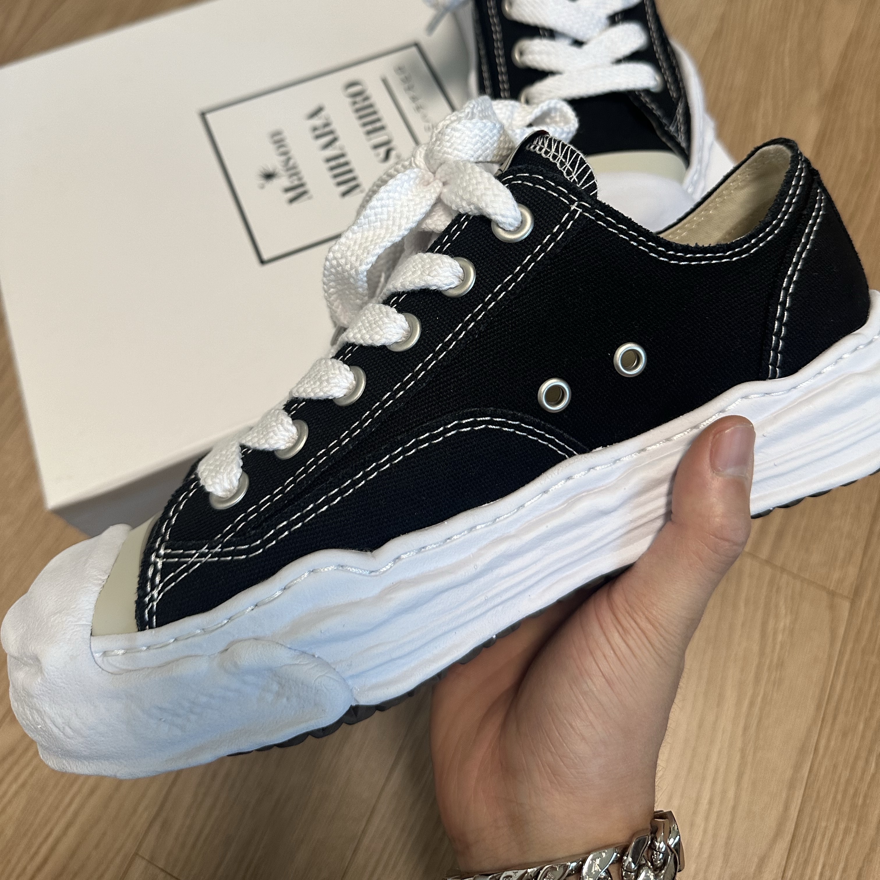Maison Mihara Yasuhiro Hank OG Sole Canvas Low-top Sneakers Black 착용 스타일