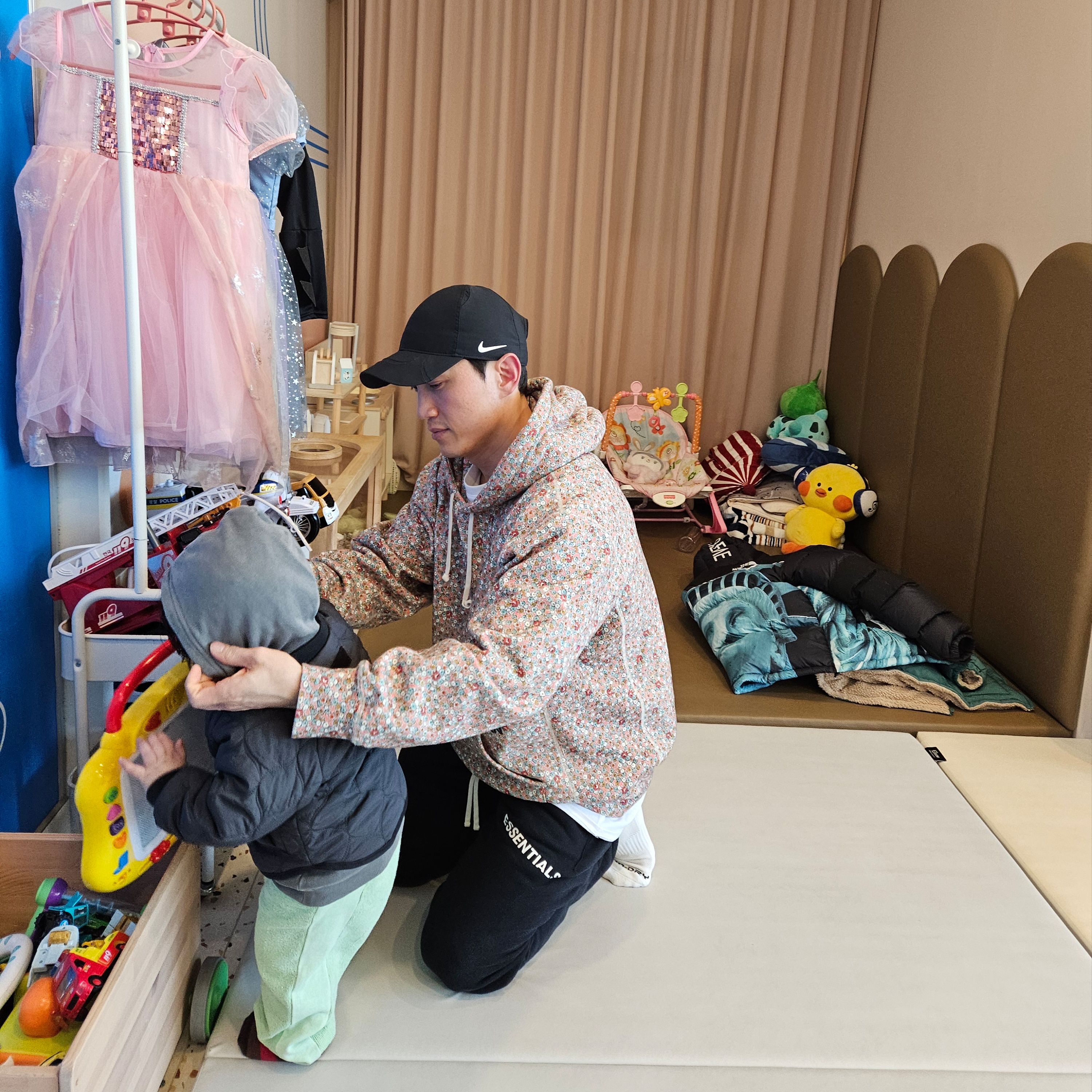 나이키 x 드레이크 녹타 클럽 캡 블랙, 슈프림 x 노스페이스 자유의 여신상 발토로 자켓 블랙 - 19FW 착용 스타일 - 2