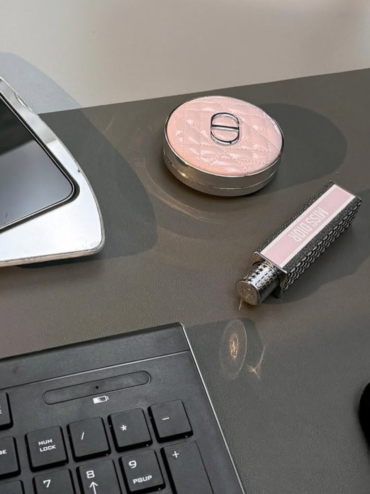 Dior Miss Dior Perfume Mini Miss Solid Perfume 3.2g, Dior Forever Hydra Glow Mesh Cushion Pink Vinyl Cannage 00N Neutral 착용 스타일 - 1