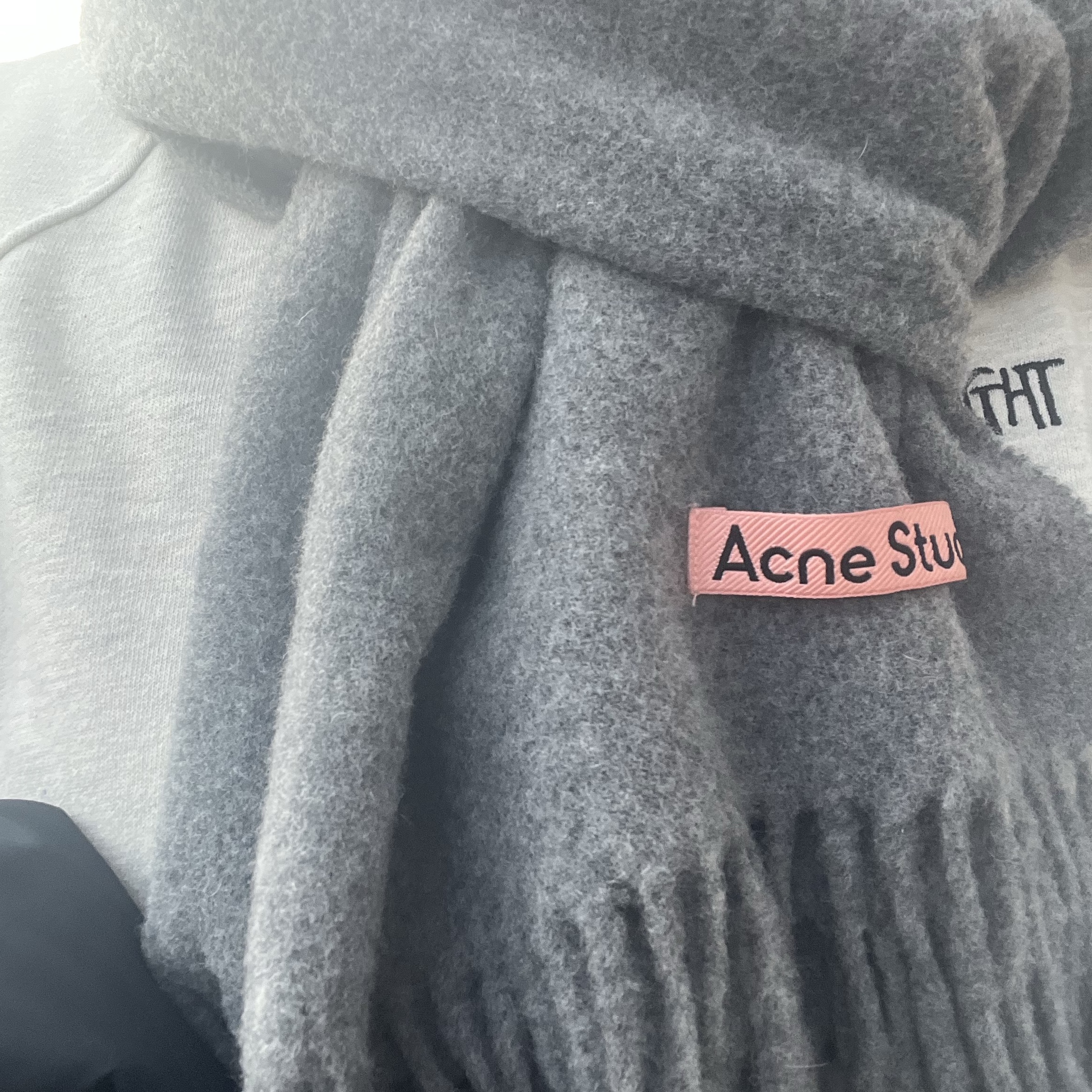 Acne Studios Narrow Wool Fringe Muffler Grey Melange 착용 스타일