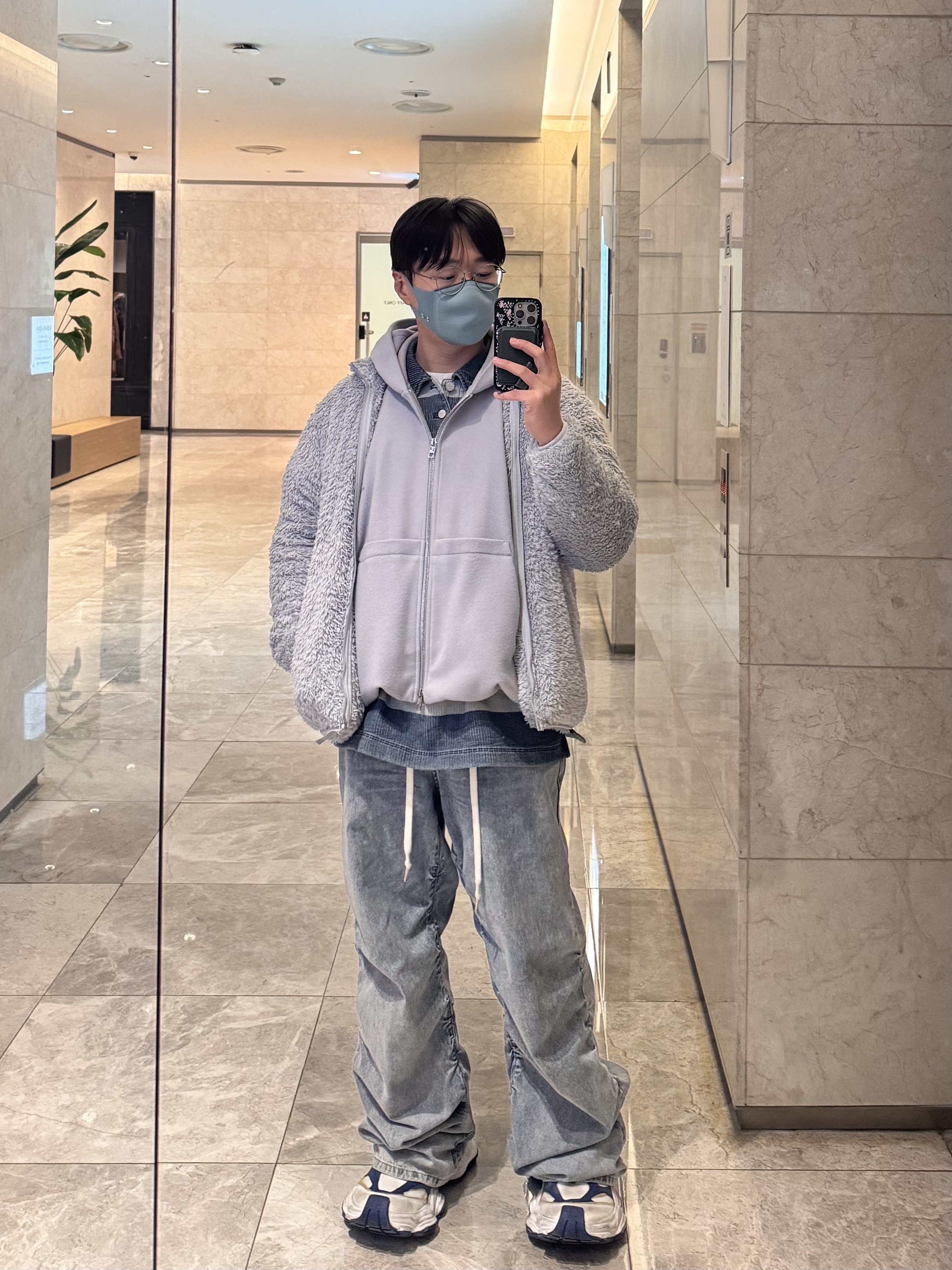 우영미 스트라이프 데님 럭비 롱슬리브 티셔츠 블루 - 24FW, 우영미 오버핏 스트링 후드 집업 블루 - 23FW 착용 스타일 - 2