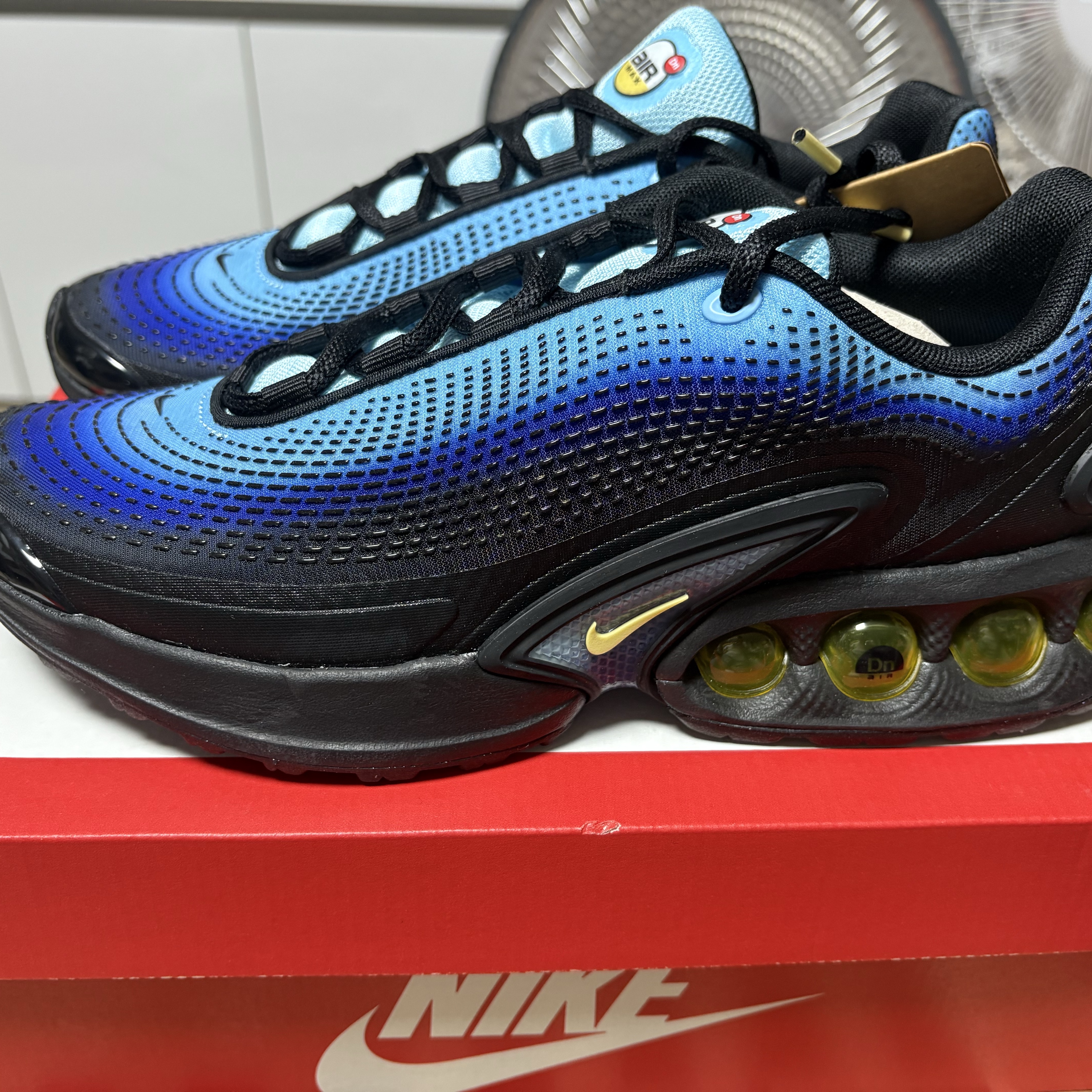 Nike Air Max Dn SE Sky Blue Chamois Hyper Blue 착용 스타일 - 1